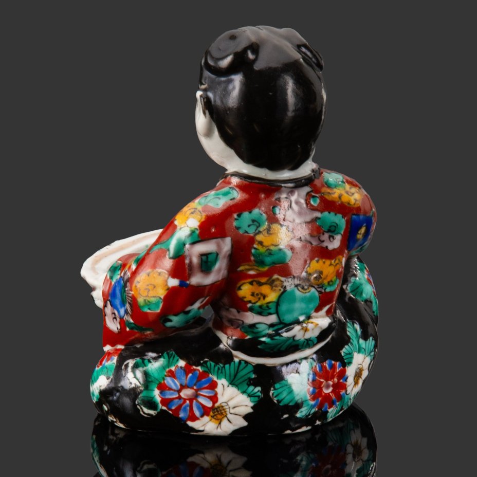 Статуэтка "Карако с чашей", фарфор, роспись эмалевыми красками, золочение, Китай, 1890-1910 гг.