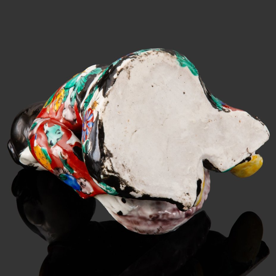 Статуэтка "Карако с чашей", фарфор, роспись эмалевыми красками, золочение, Китай, 1890-1910 гг.