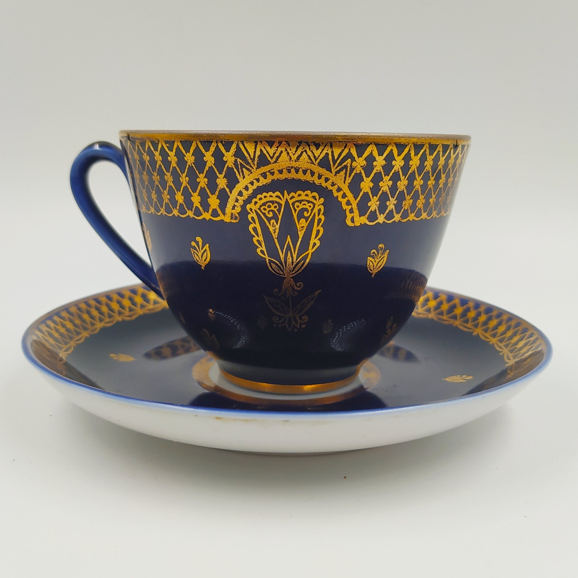 Пара чайная с ажурным орнаментальным декором и изображением тюльпана, фарфор, крытье кобальтом, золочение, Ленинградский фарфоровый завод (ЛФЗ), СССР, 1970-1992 гг.