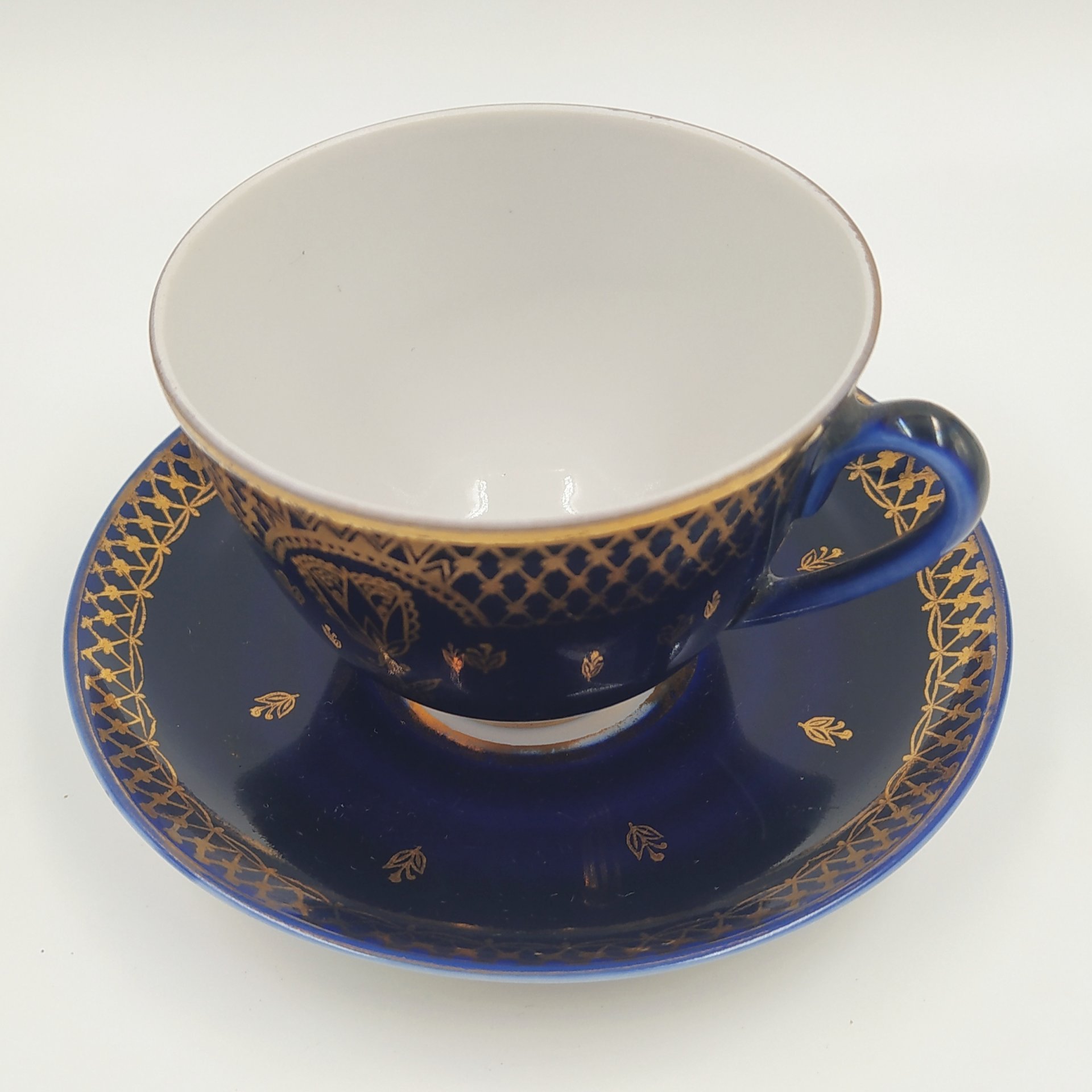 Пара чайная с ажурным орнаментальным декором и изображением тюльпана, фарфор, крытье кобальтом, золочение, Ленинградский фарфоровый завод (ЛФЗ), СССР, 1970-1992 гг.