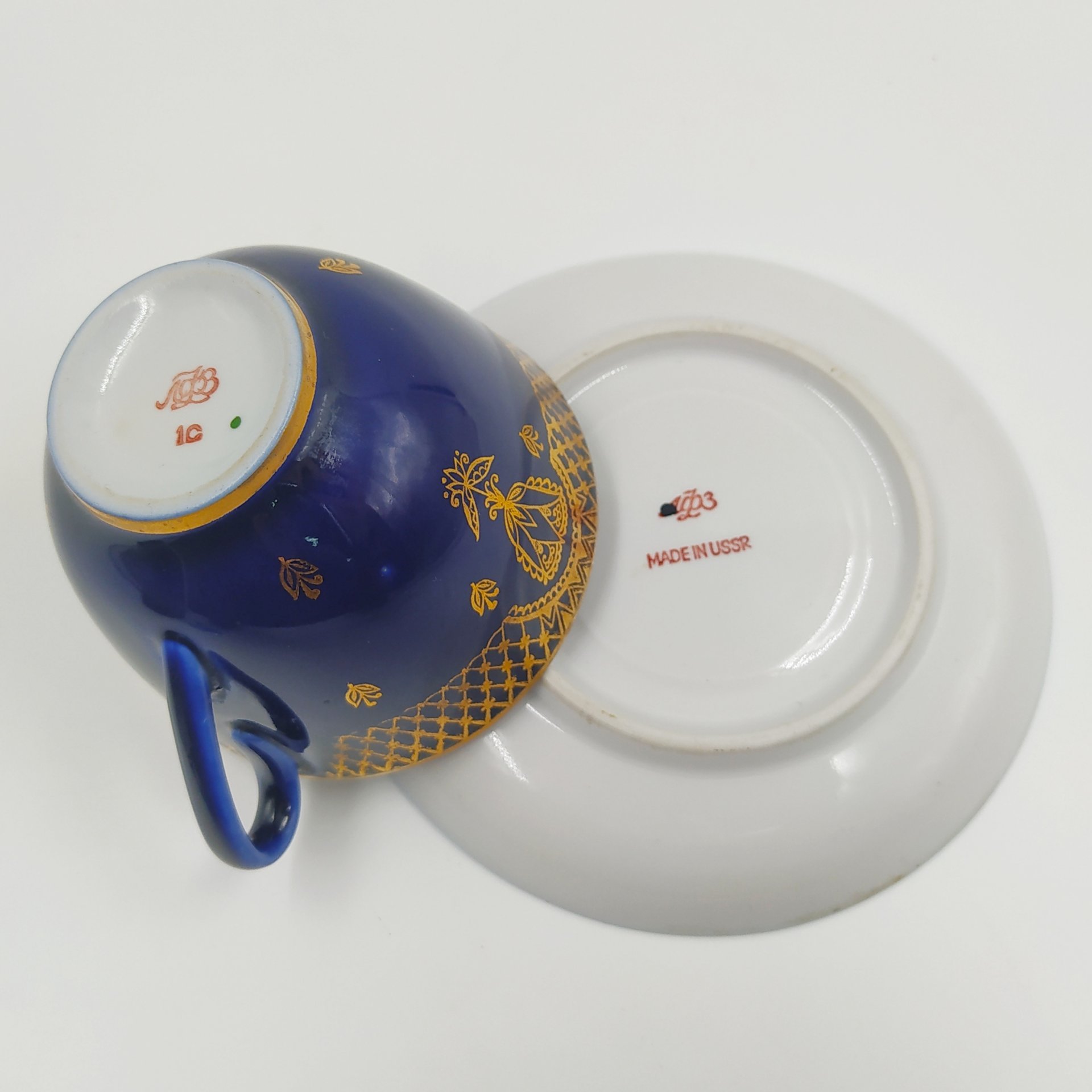 Пара чайная с ажурным орнаментальным декором и изображением тюльпана, фарфор, крытье кобальтом, золочение, Ленинградский фарфоровый завод (ЛФЗ), СССР, 1970-1992 гг.