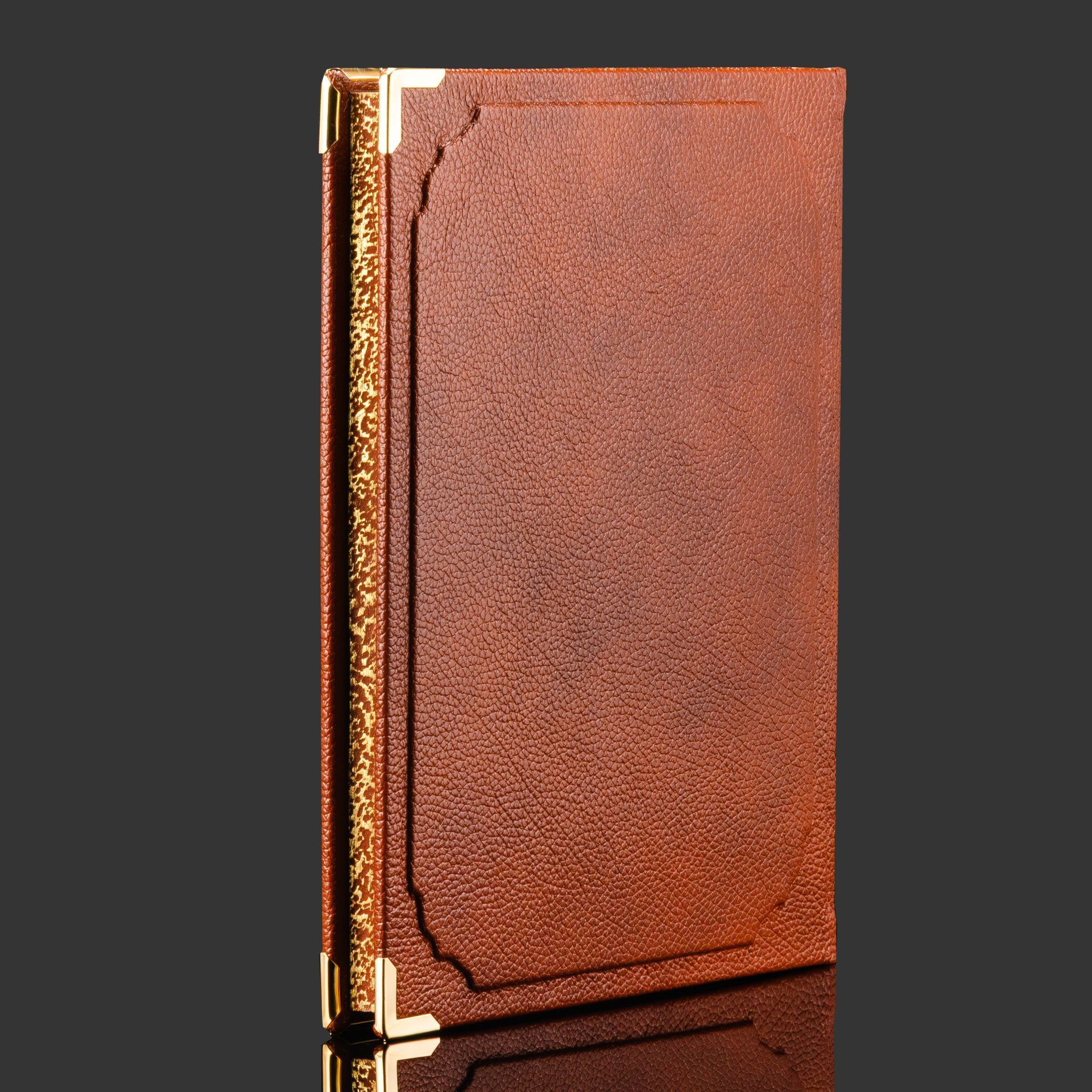 Подарочная книга в кожаном переплете "Никколо Макиавелли. Государь" в коробе, бумага, кожаный переплет, художественные накладки, обрез с золочением, в подарочном коробе с бархатным ложеменом, обтянутом кожей и бархатной подарочной упаковке, Российская Федерация, 2025 г.