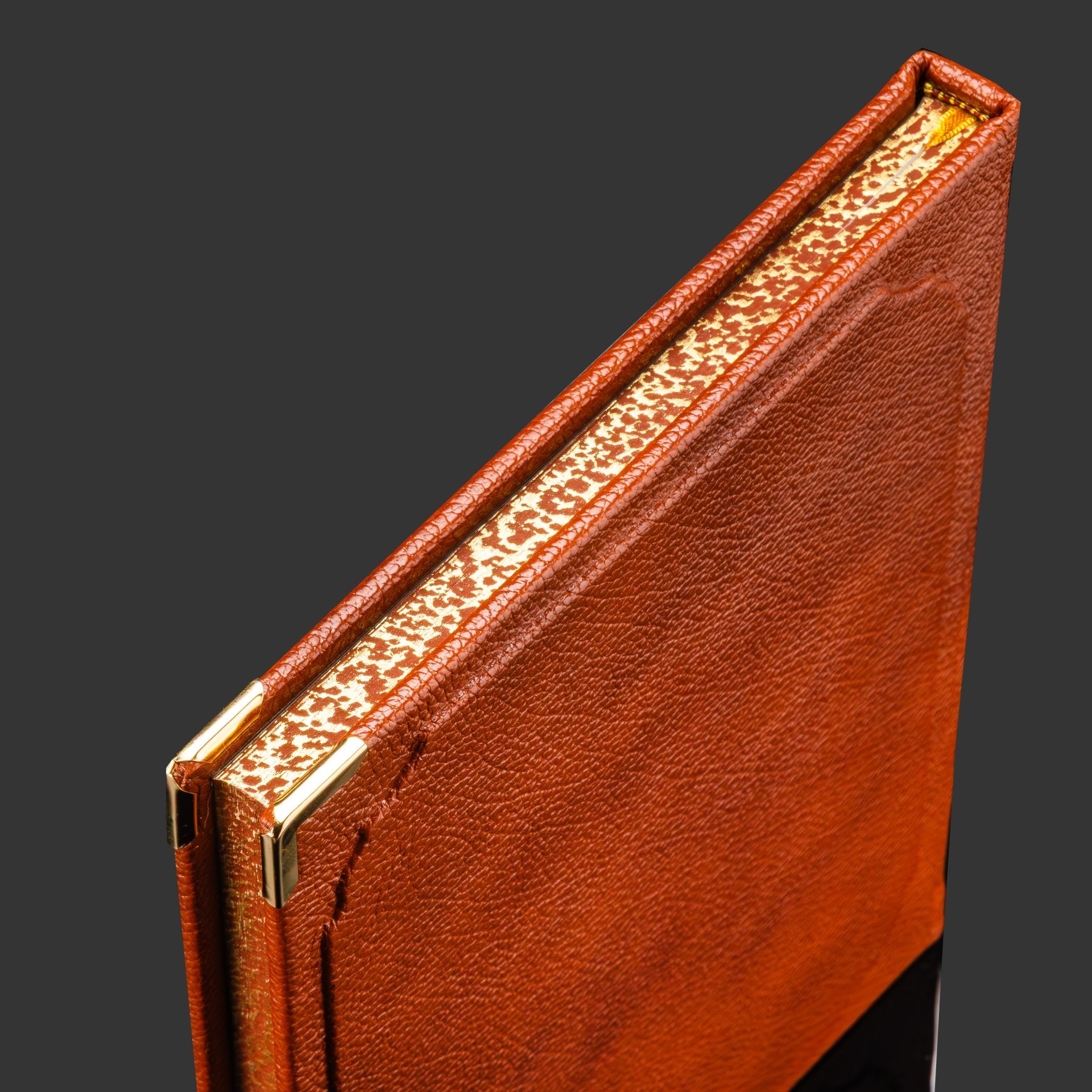 Подарочная книга в кожаном переплете "Никколо Макиавелли. Государь" в коробе, бумага, кожаный переплет, художественные накладки, обрез с золочением, в подарочном коробе с бархатным ложеменом, обтянутом кожей и бархатной подарочной упаковке, Российская Федерация, 2025 г.