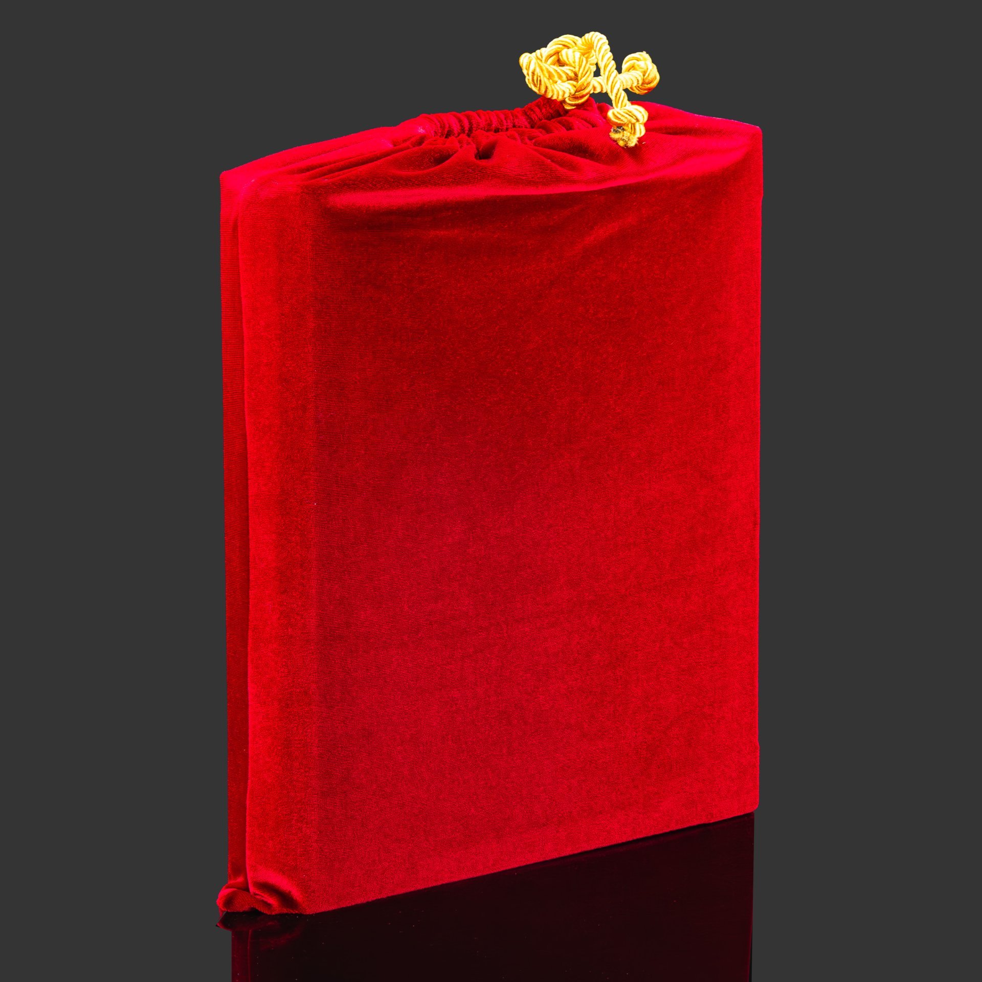 Подарочная книга в кожаном переплете "Никколо Макиавелли. Государь" в коробе, бумага, кожаный переплет, художественные накладки, обрез с золочением, в подарочном коробе с бархатным ложеменом, обтянутом кожей и бархатной подарочной упаковке, Российская Федерация, 2025 г.