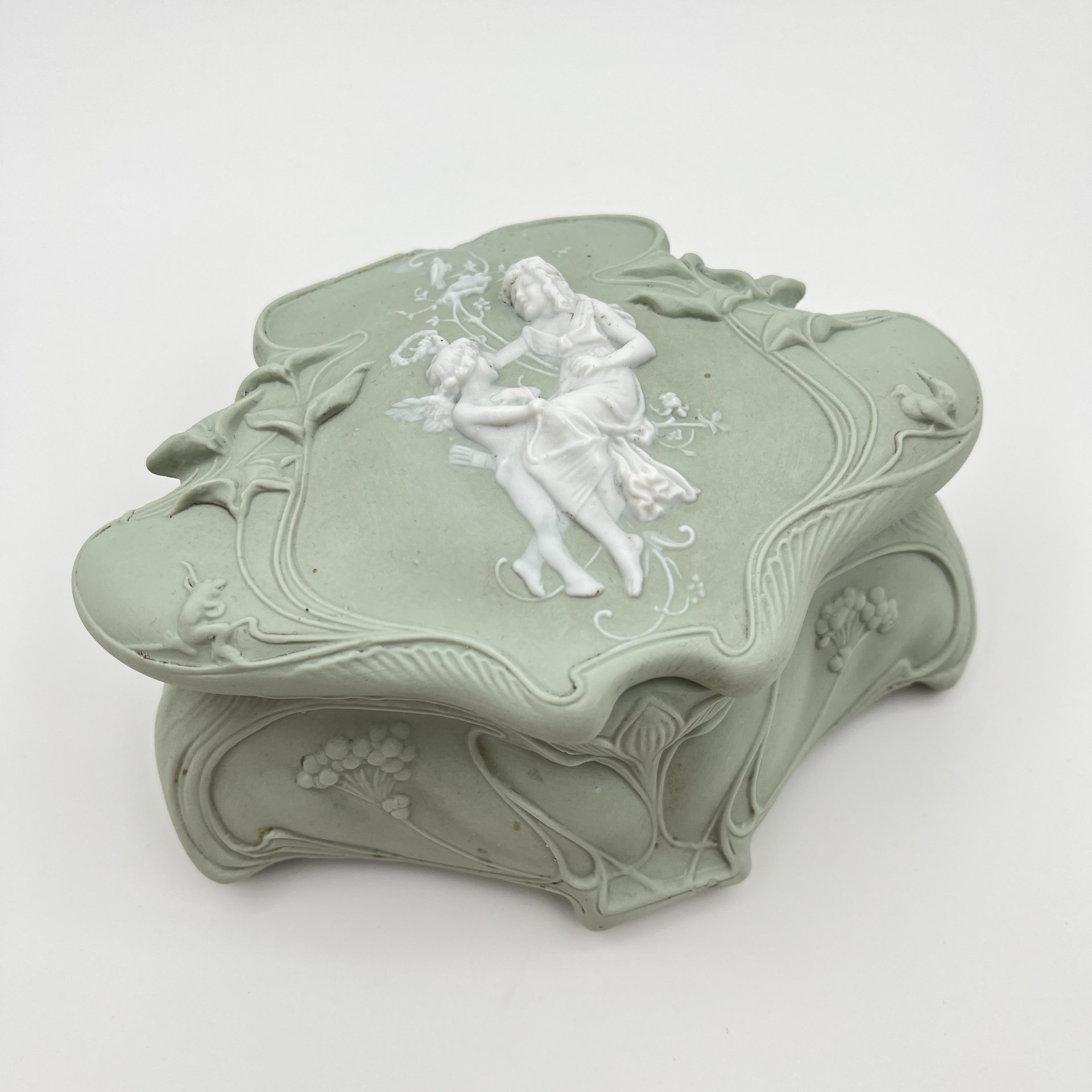Шкатулка фигурная в стиле Модерн, бисквит, крашение, Россия, 1900-1930 гг.