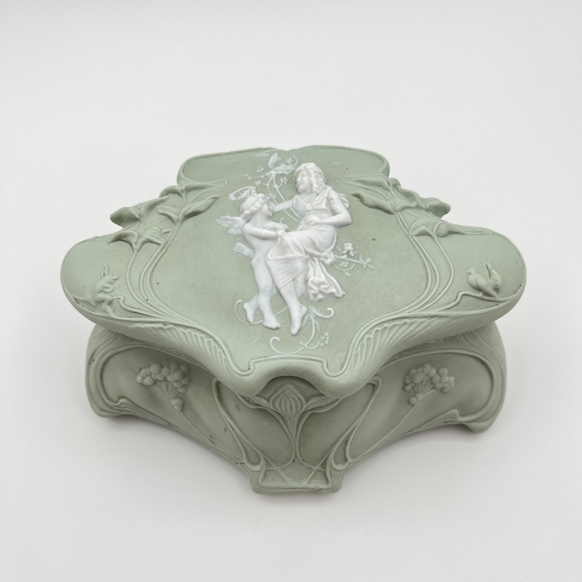 Шкатулка фигурная в стиле Модерн, бисквит, крашение, Россия, 1900-1930 гг.