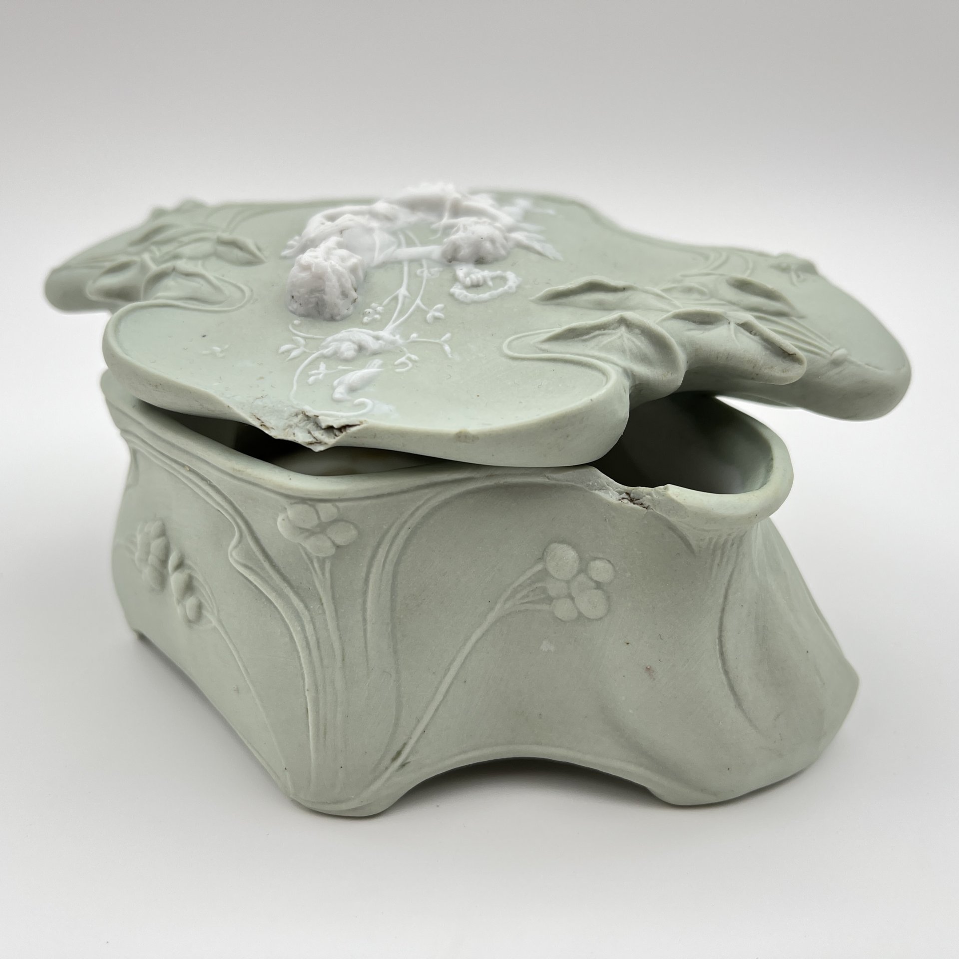 Шкатулка фигурная в стиле Модерн, бисквит, крашение, Россия, 1900-1930 гг.