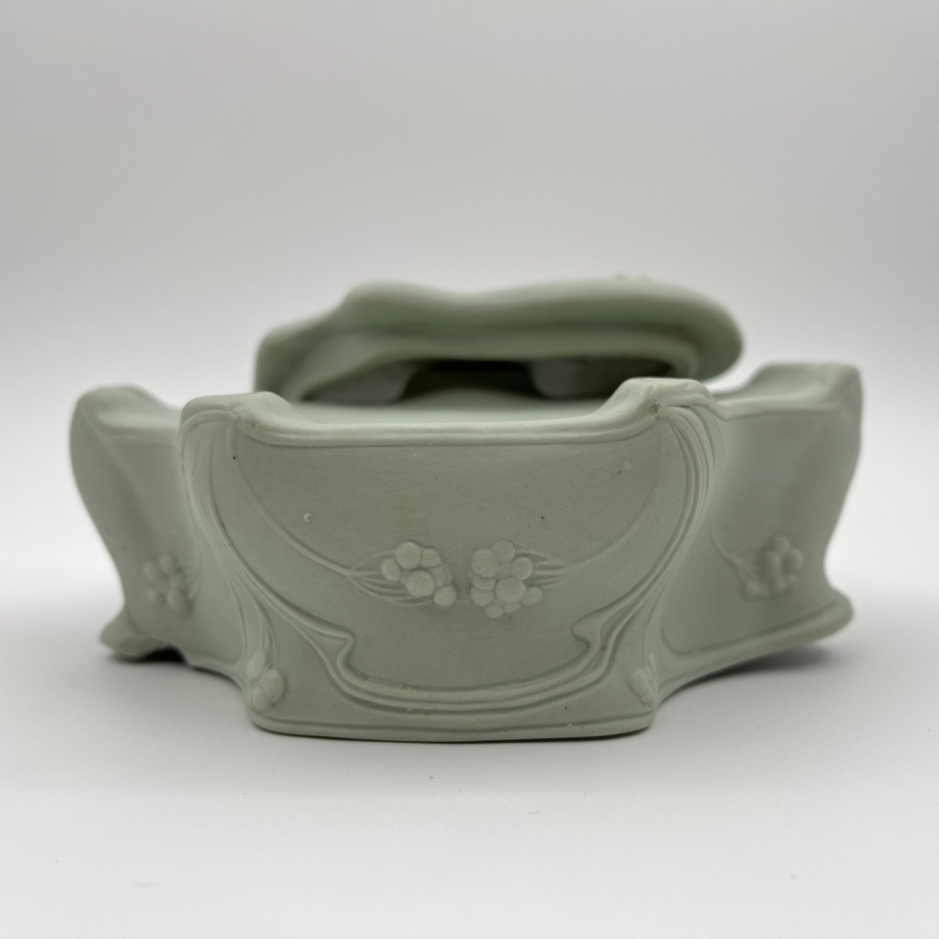 Шкатулка фигурная в стиле Модерн, бисквит, крашение, Россия, 1900-1930 гг.