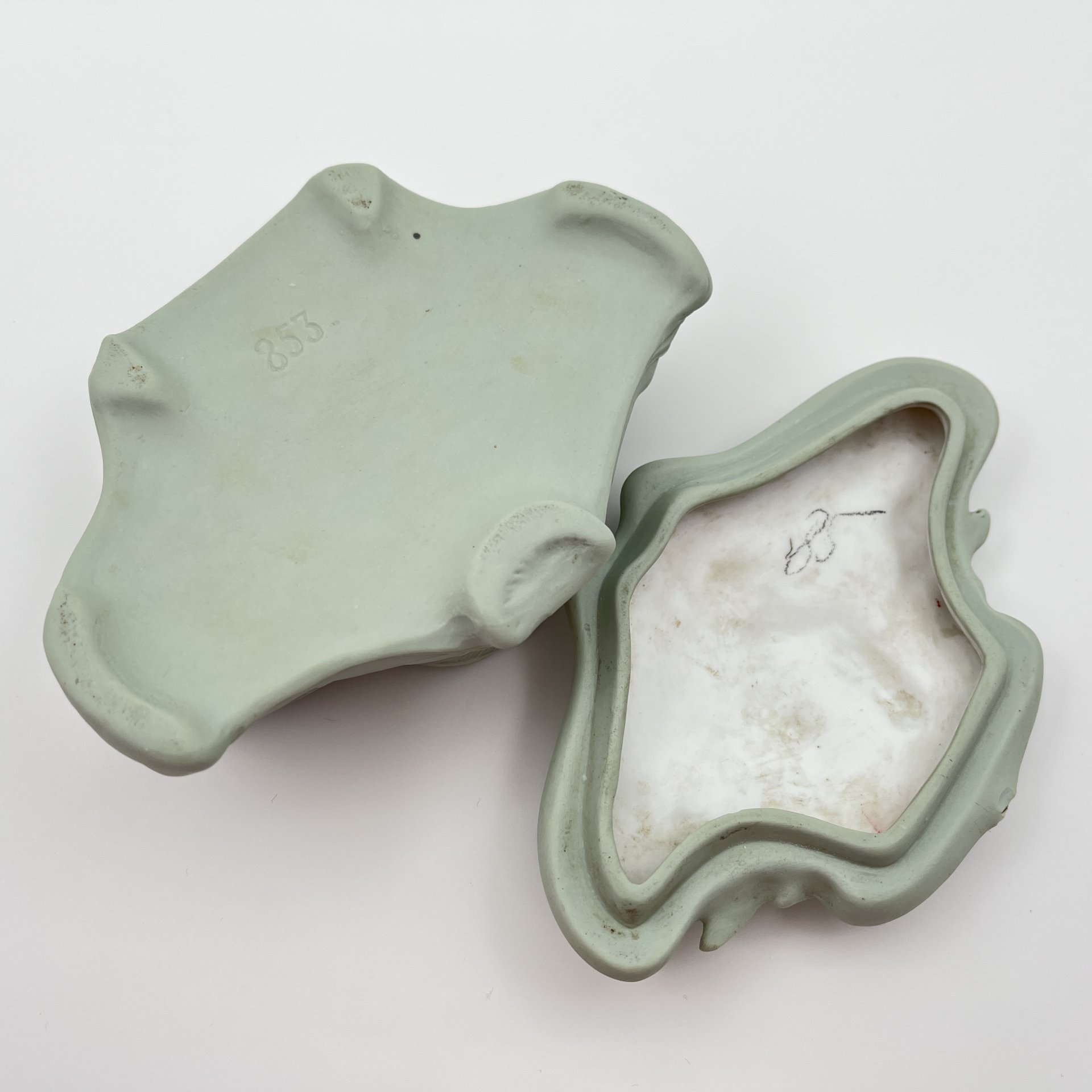 Шкатулка фигурная в стиле Модерн, бисквит, крашение, Россия, 1900-1930 гг.