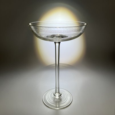 Вазочка (конфетница) на длинной ножке, украшенная орнаментальным пояском на чаше, стекло, СССР, 1920-1930 гг.