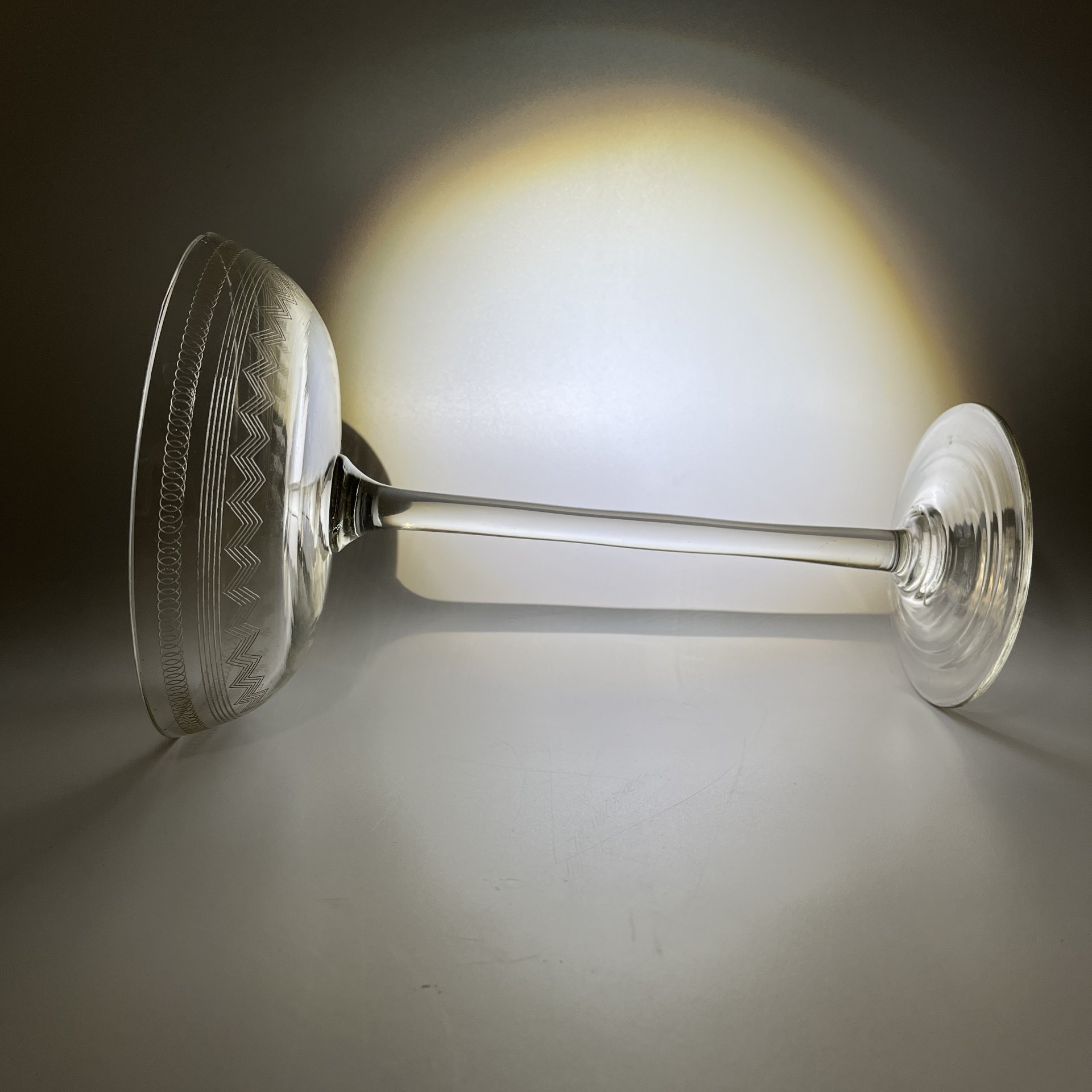 Вазочка (конфетница) на длинной ножке, украшенная орнаментальным пояском на чаше, стекло, СССР, 1920-1930 гг.