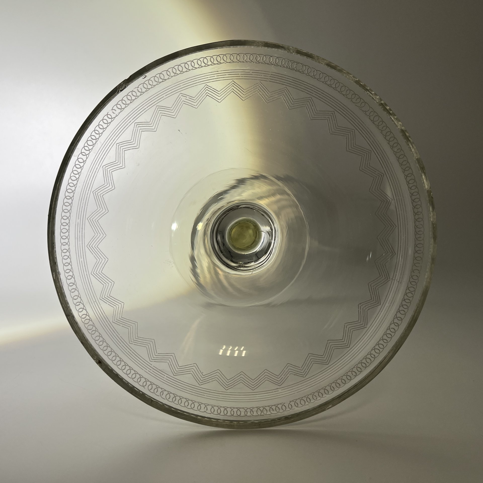 Вазочка (конфетница) на длинной ножке, украшенная орнаментальным пояском на чаше, стекло, СССР, 1920-1930 гг.