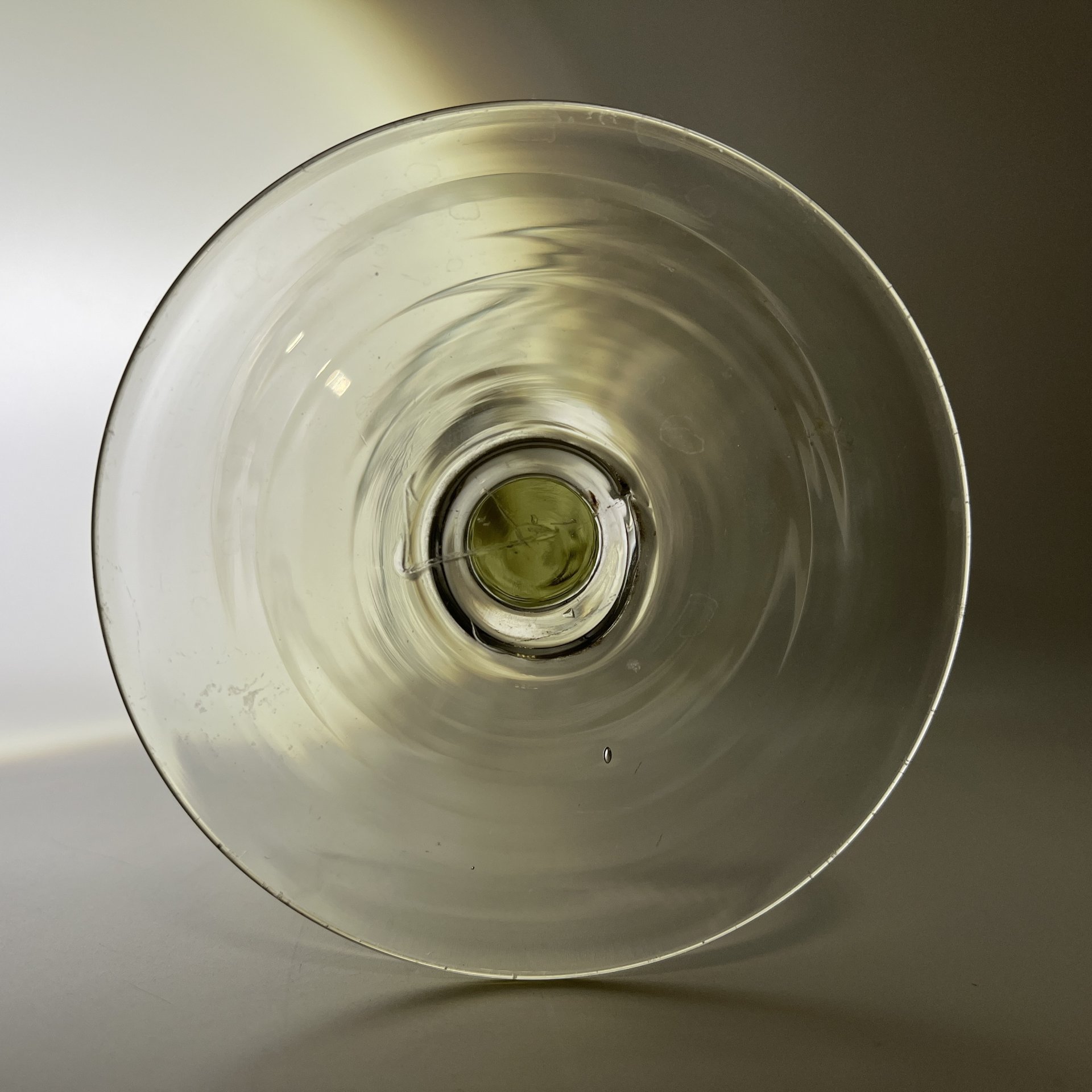 Вазочка (конфетница) на длинной ножке, украшенная орнаментальным пояском на чаше, стекло, СССР, 1920-1930 гг.