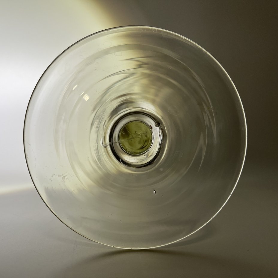 Вазочка (конфетница) на длинной ножке, украшенная орнаментальным пояском на чаше