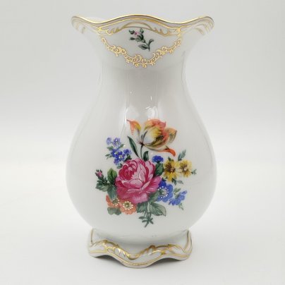 Ваза с фестончатым краем, украшенная изображением мейсенского букета