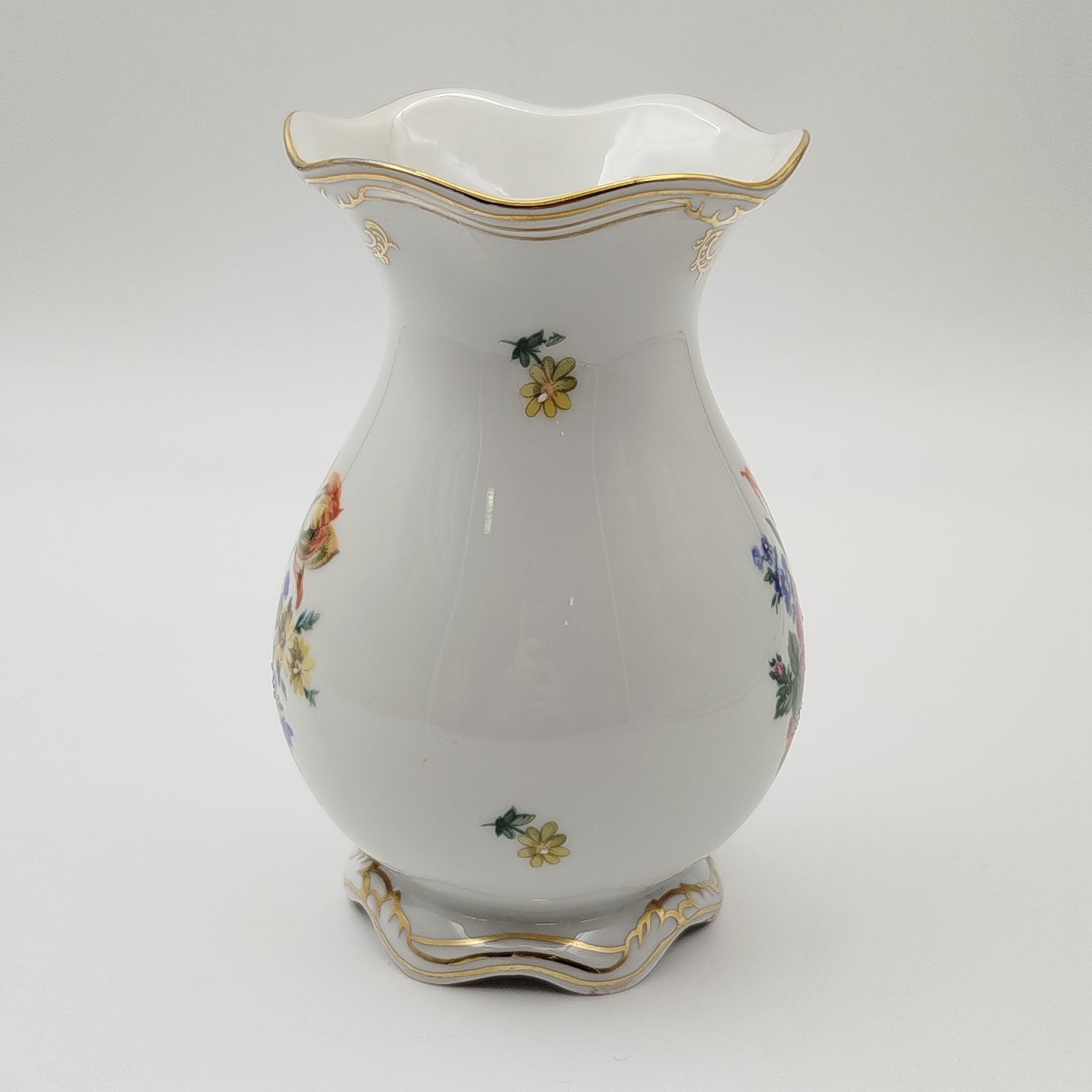 Ваза с фестончатым краем, украшенная изображением мейсенского букета