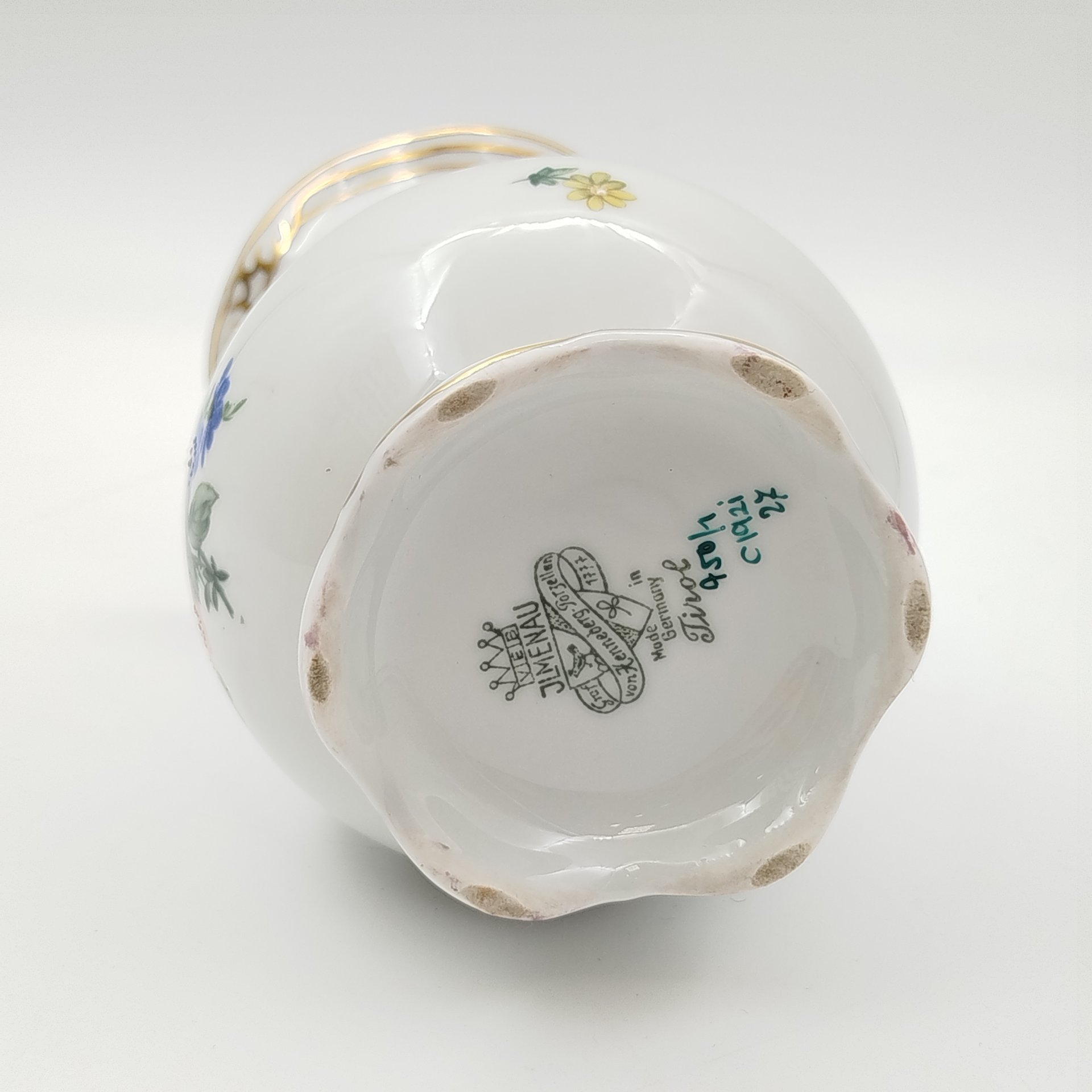 Ваза с фестончатым краем, украшенная изображением мейсенского букета