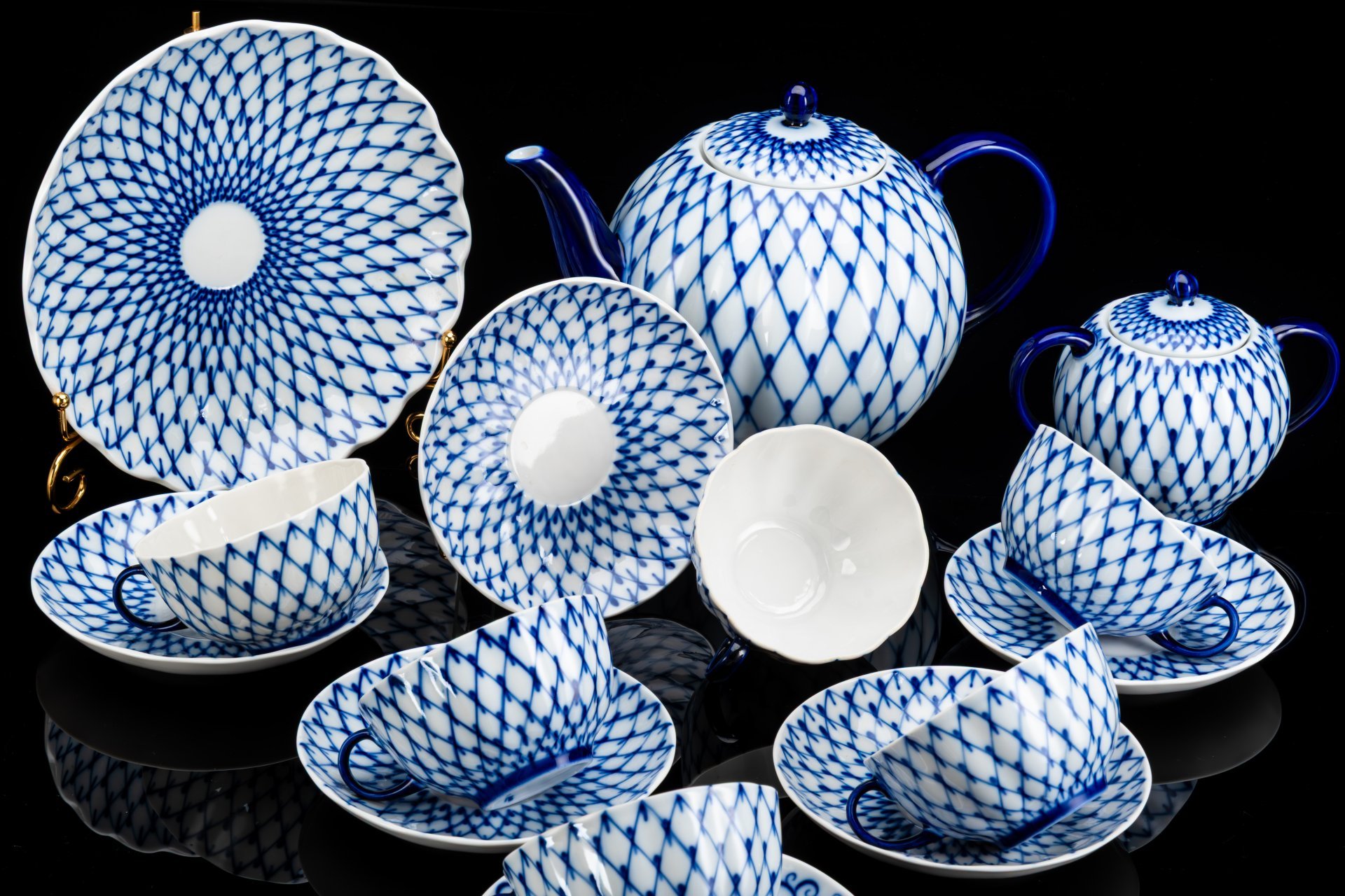 Сервиз чайный "Кобальтовая сетка" без золочения (заводской брак), на 6 персон, 15 предметов, автор формы "Тюльпан" Яковлева С.Е., автор рисунка Яцкевич А.А., фарфор, деколь, Ленинградский фарфоровый завод (ЛФЗ), СССР, 1970-1990 гг.