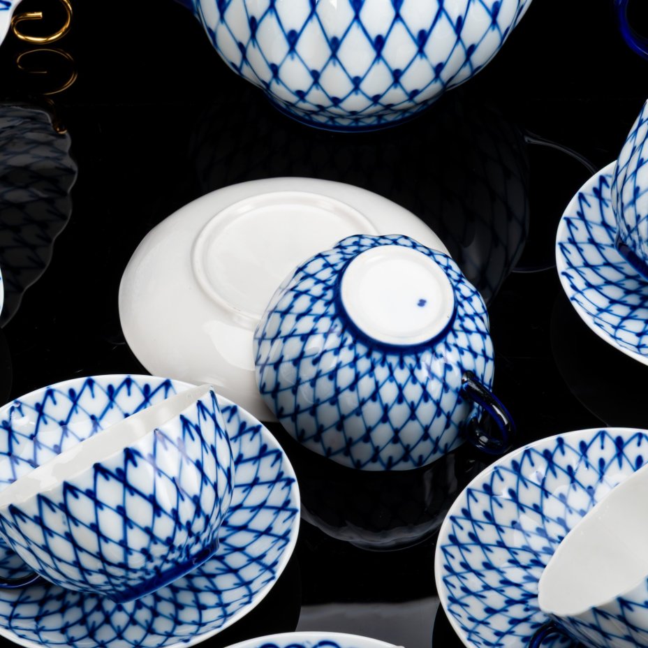Сервиз чайный "Кобальтовая сетка" без золочения (заводской брак), на 6 персон, 15 предметов, автор формы "Тюльпан" Яковлева С.Е., автор рисунка Яцкевич А.А., фарфор, деколь, Ленинградский фарфоровый завод (ЛФЗ), СССР, 1970-1990 гг.