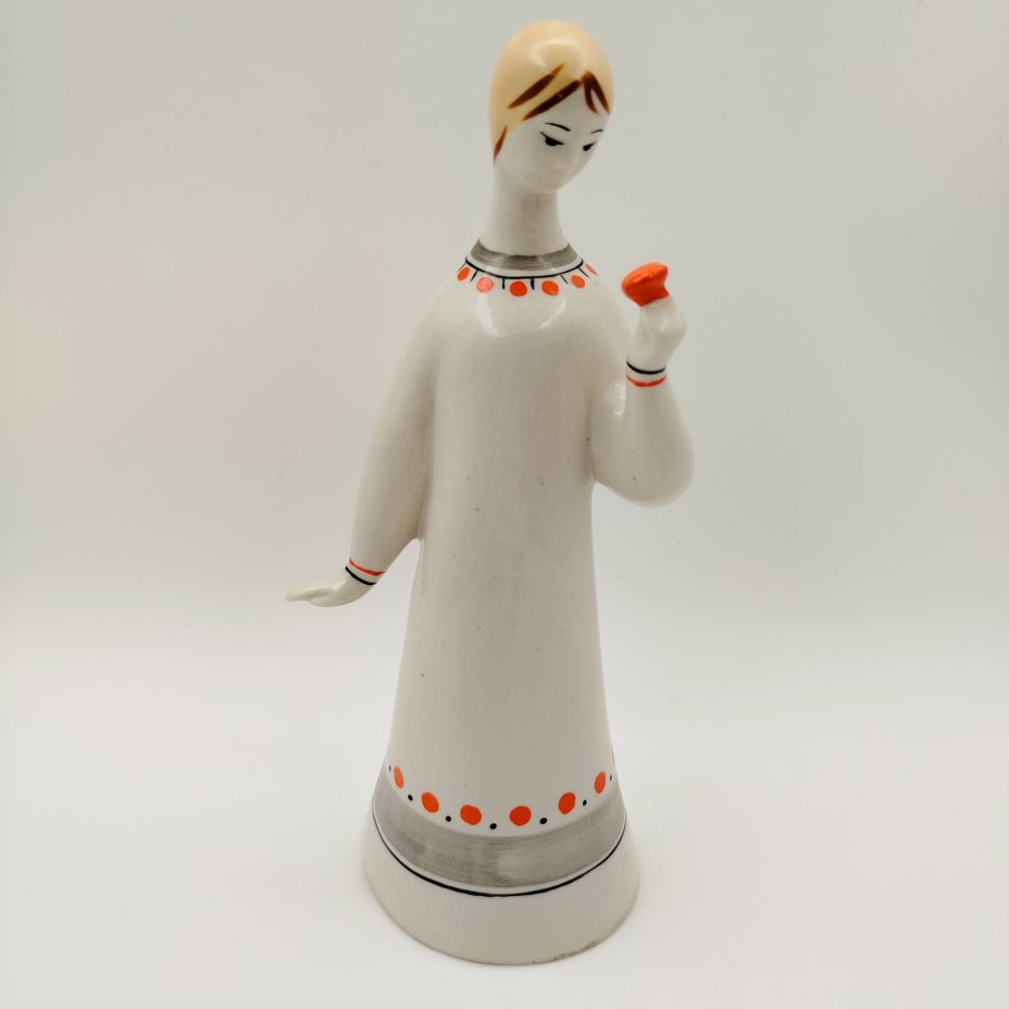 Статуэтка "Аленький цветочек" ("Девушка с цветком"), автор Н.Б. Квитницкая, фарфор, роспись, Турыгинский фарфоровый завод артели «Художественная керамика» (Гжель), СССР, 1950-1960 гг.