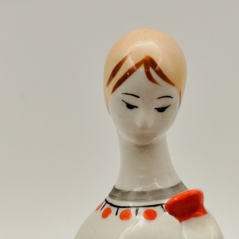 Статуэтка "Аленький цветочек" ("Девушка с цветком"), автор Н.Б. Квитницкая, фарфор, роспись, Турыгинский фарфоровый завод артели «Художественная керамика» (Гжель), СССР, 1950-1960 гг.