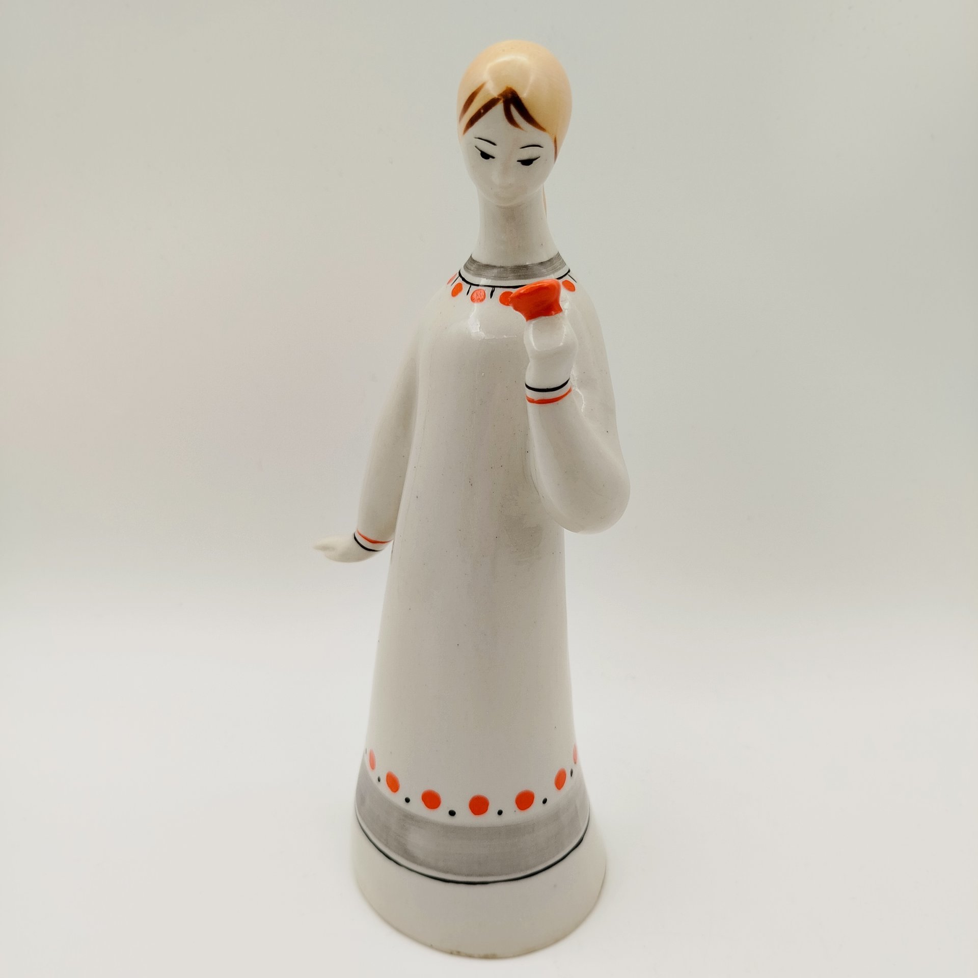 Статуэтка "Аленький цветочек" ("Девушка с цветком"), автор Н.Б. Квитницкая, фарфор, роспись, Турыгинский фарфоровый завод артели «Художественная керамика» (Гжель), СССР, 1950-1960 гг.