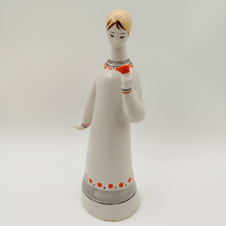 Статуэтка "Аленький цветочек" ("Девушка с цветком"), автор Н.Б. Квитницкая, фарфор, роспись, Турыгинский фарфоровый завод артели «Художественная керамика» (Гжель), СССР, 1950-1960 гг.