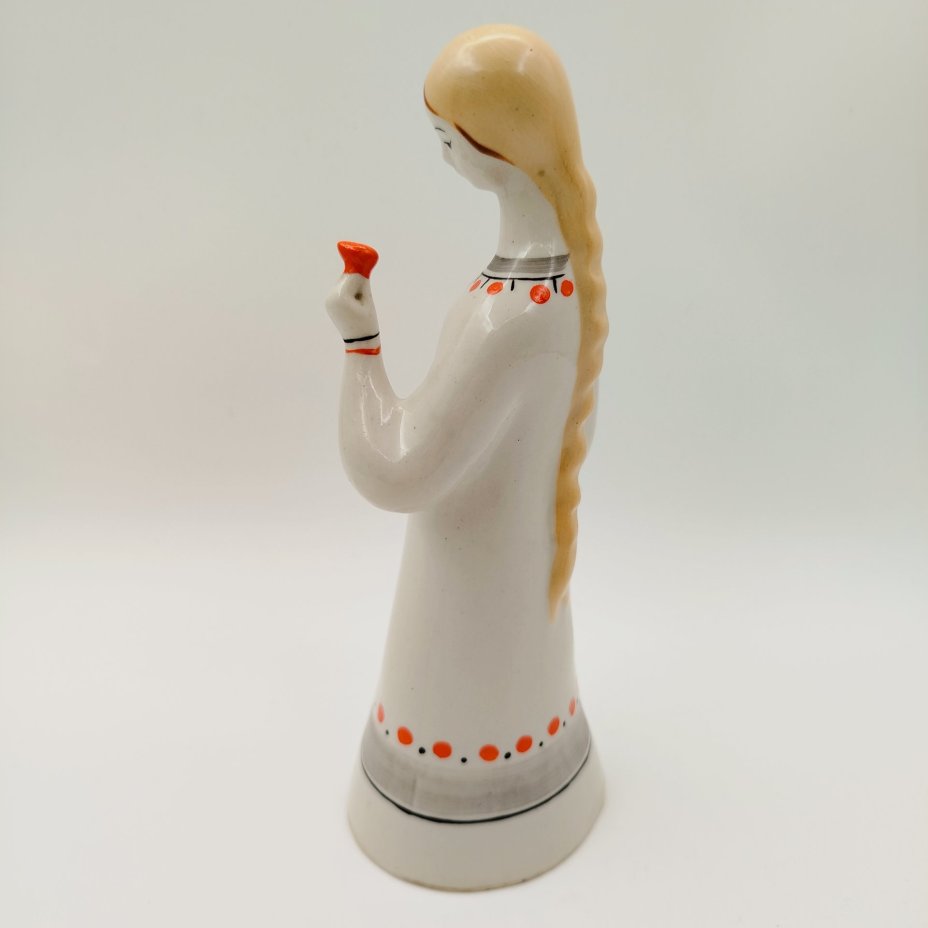 Статуэтка "Аленький цветочек" ("Девушка с цветком"), автор Н.Б. Квитницкая, фарфор, роспись, Турыгинский фарфоровый завод артели «Художественная керамика» (Гжель), СССР, 1950-1960 гг.