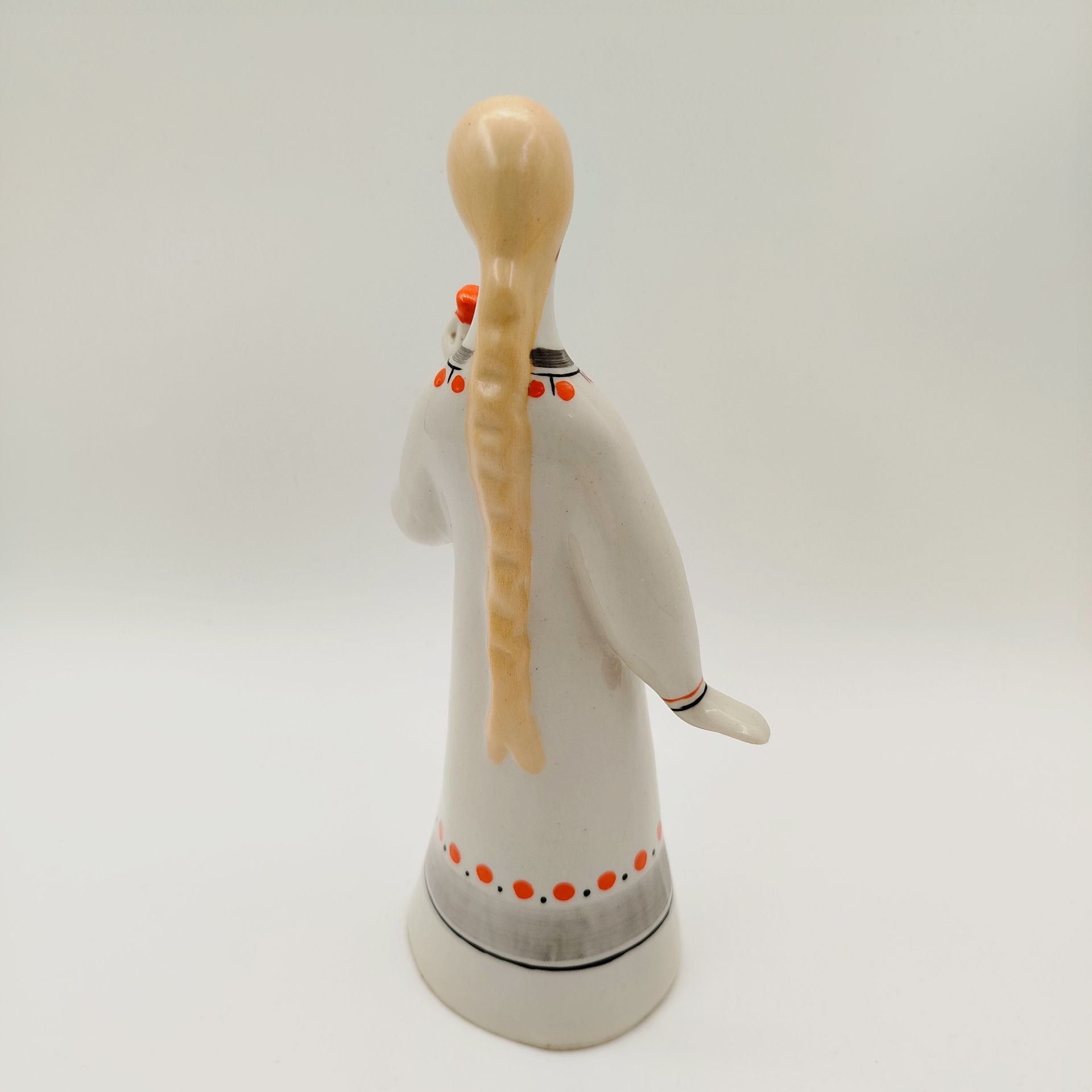 Статуэтка "Аленький цветочек" ("Девушка с цветком"), автор Н.Б. Квитницкая, фарфор, роспись, Турыгинский фарфоровый завод артели «Художественная керамика» (Гжель), СССР, 1950-1960 гг.