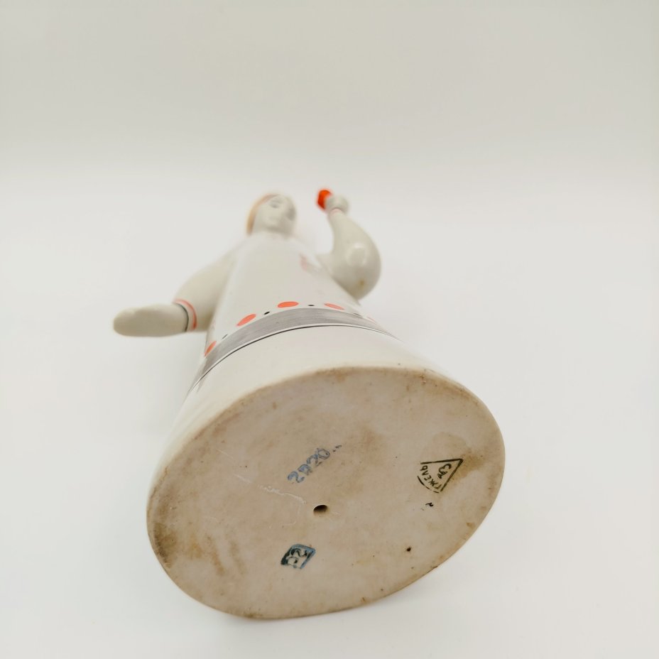 Статуэтка "Аленький цветочек" ("Девушка с цветком"), автор Н.Б. Квитницкая, фарфор, роспись, Турыгинский фарфоровый завод артели «Художественная керамика» (Гжель), СССР, 1950-1960 гг.