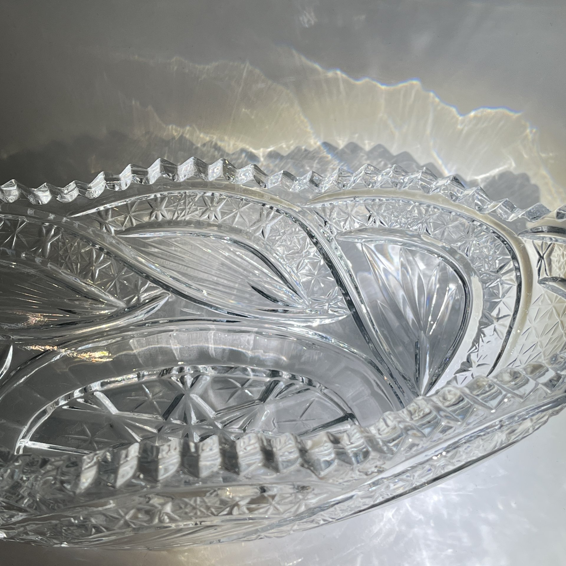 Салатник овальной формы с резным геометерическим/растительным декором, хрусталь, алмазная грань, СССР, 1970-1990 гг.
