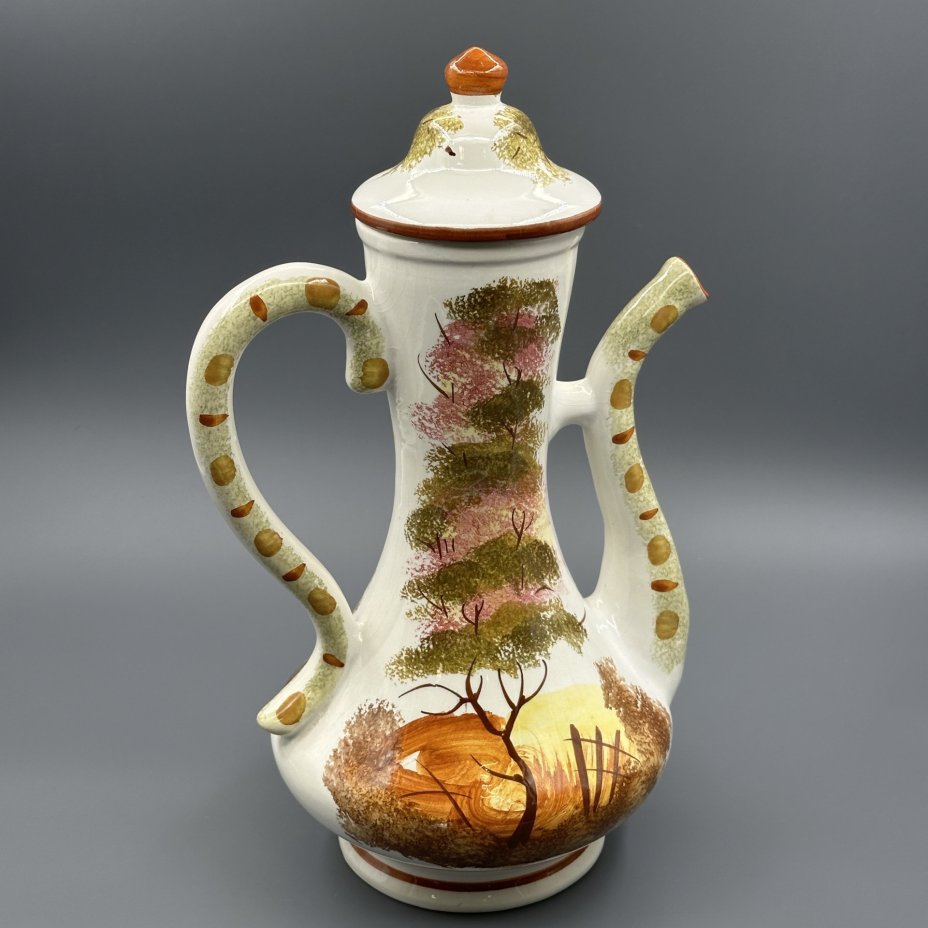 Кофейник, украшенный изображением осеннего пейзажа