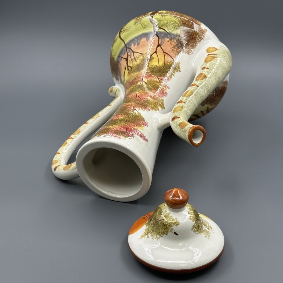 Кофейник, украшенный изображением осеннего пейзажа