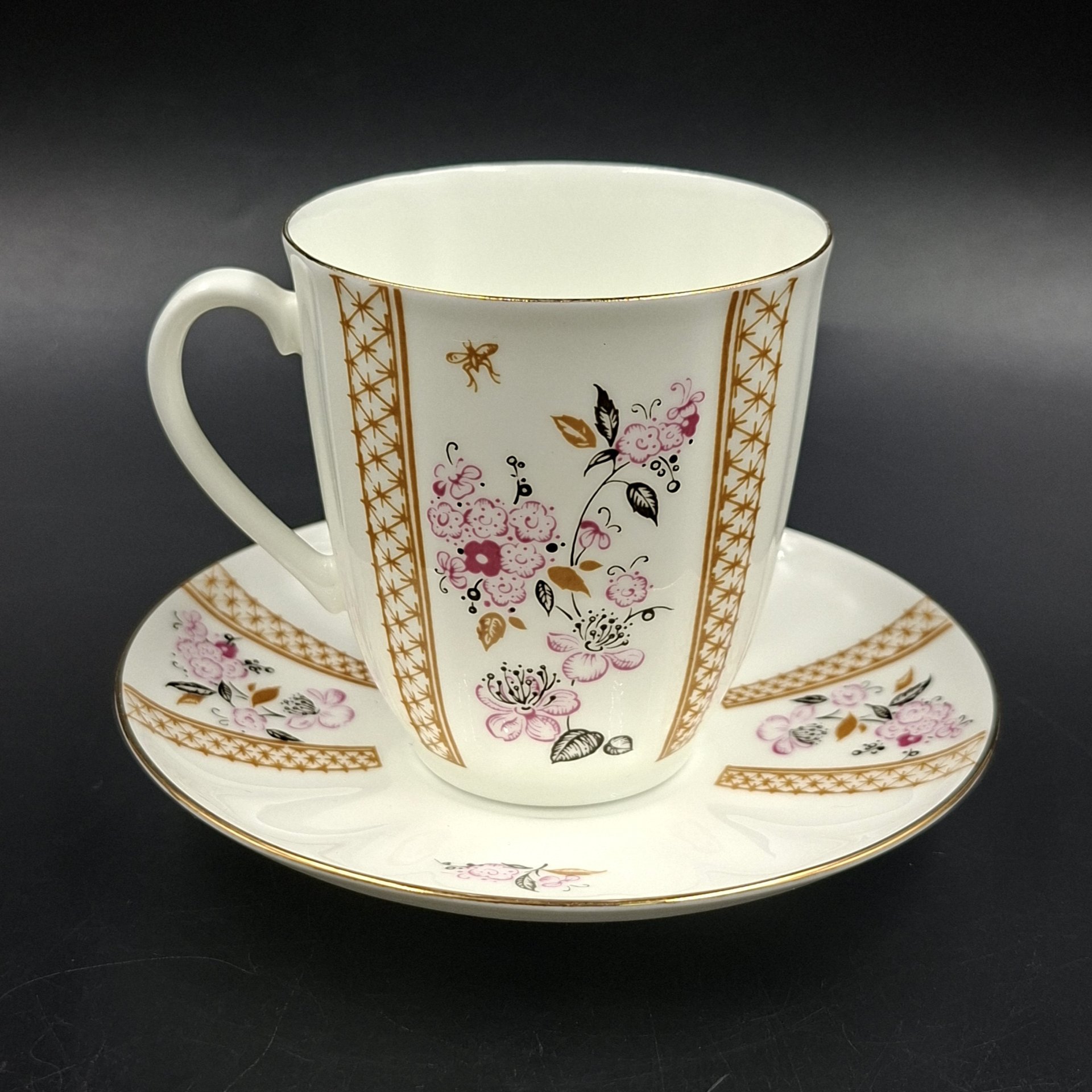 Пара кофейная "Яблоневый цвет", форма "Ветерок" (автор формы Т.С. Линчевская), фарфор, деколь, золочение, Ленинградский фарфоровый завод (ЛФЗ), Россия, 1992-2001 гг.