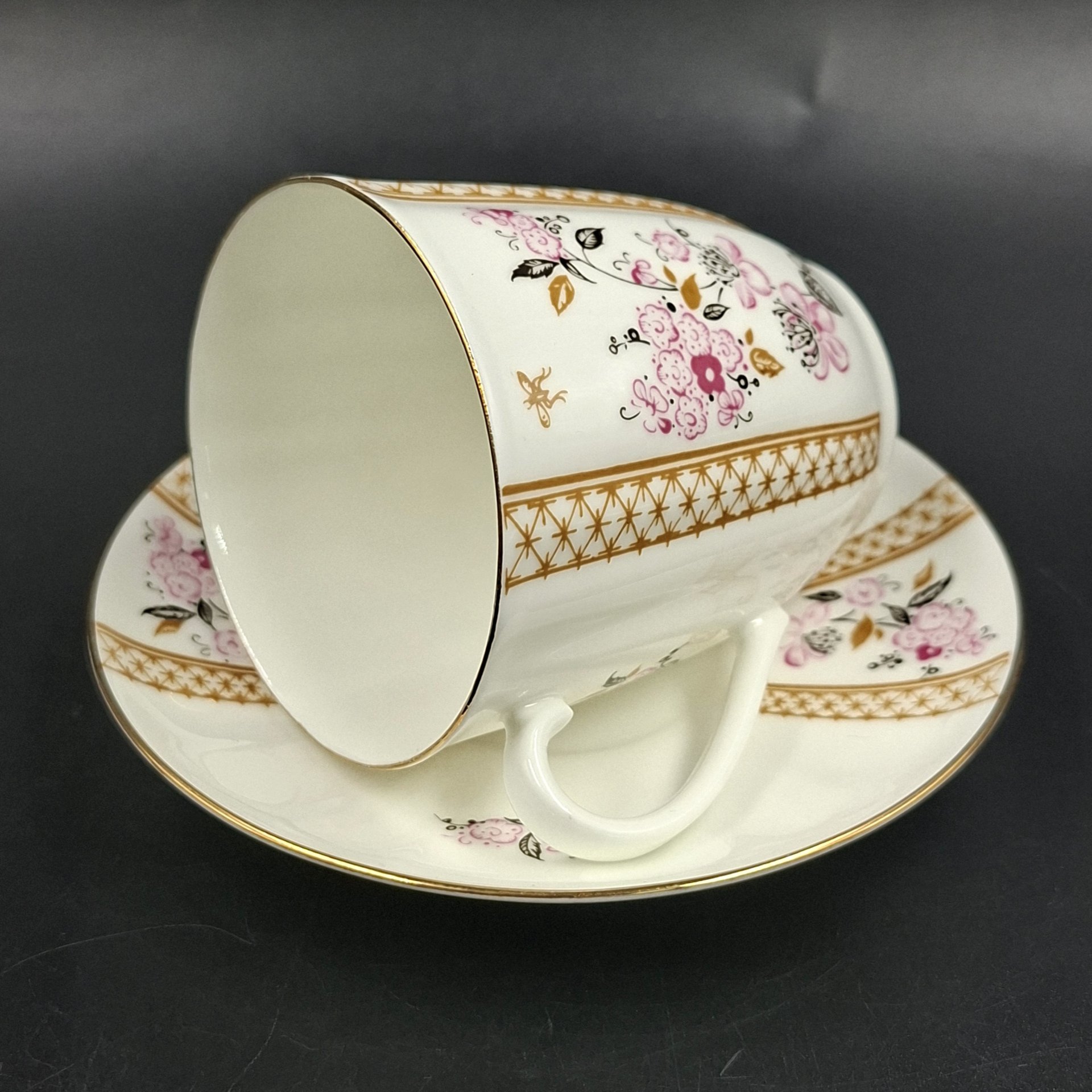 Пара кофейная "Яблоневый цвет", форма "Ветерок" (автор формы Т.С. Линчевская), фарфор, деколь, золочение, Ленинградский фарфоровый завод (ЛФЗ), Россия, 1992-2001 гг.