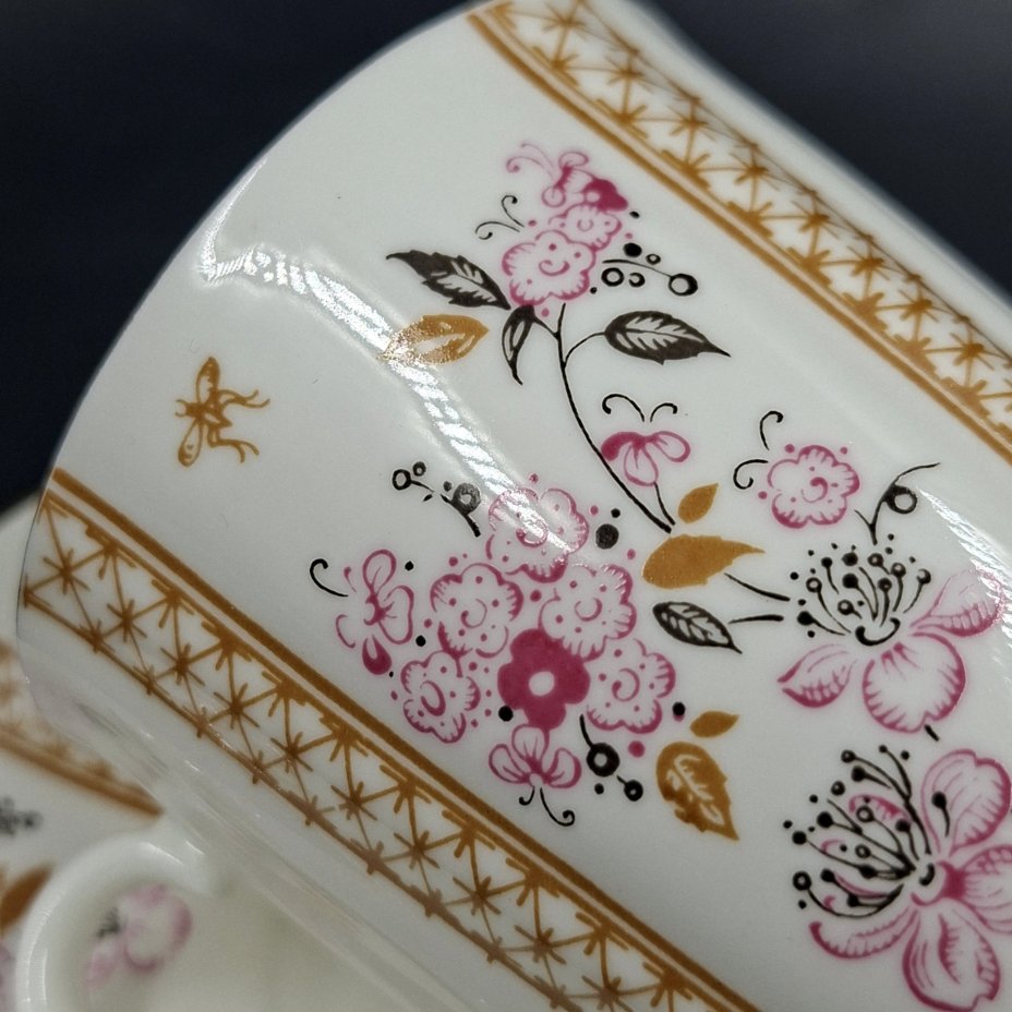 Пара кофейная "Яблоневый цвет", форма "Ветерок" (автор формы Т.С. Линчевская), фарфор, деколь, золочение, Ленинградский фарфоровый завод (ЛФЗ), Россия, 1992-2001 гг.