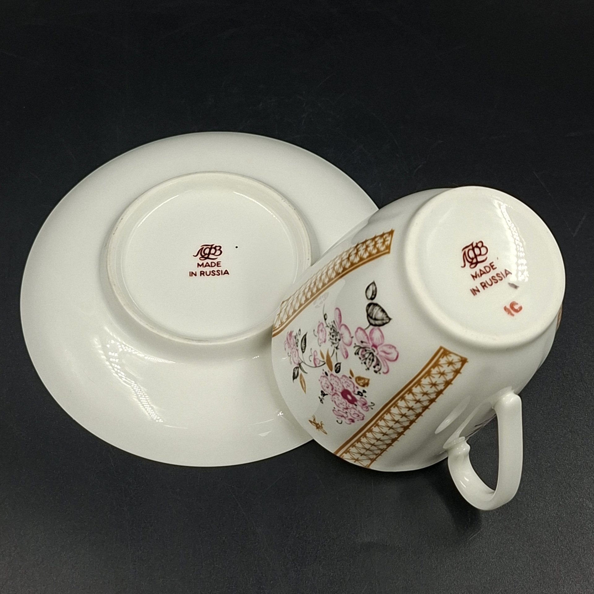 Пара кофейная "Яблоневый цвет", форма "Ветерок" (автор формы Т.С. Линчевская), фарфор, деколь, золочение, Ленинградский фарфоровый завод (ЛФЗ), Россия, 1992-2001 гг.