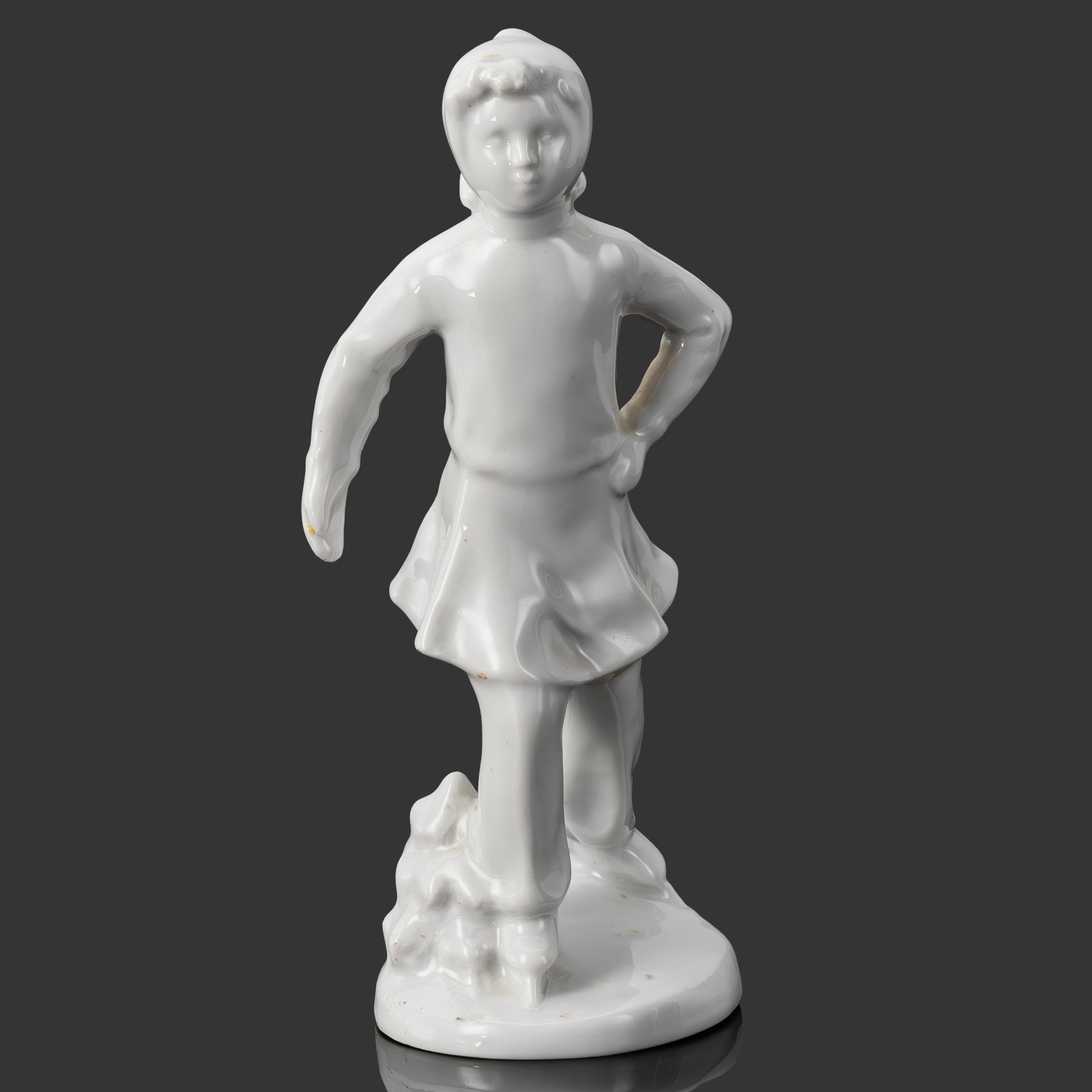 Статуэтка "На катке", скульптор С.Б. Велихова, фарфор, Ленинградский фарфоровый завод (ЛФЗ), СССР, 1950-1960 гг.