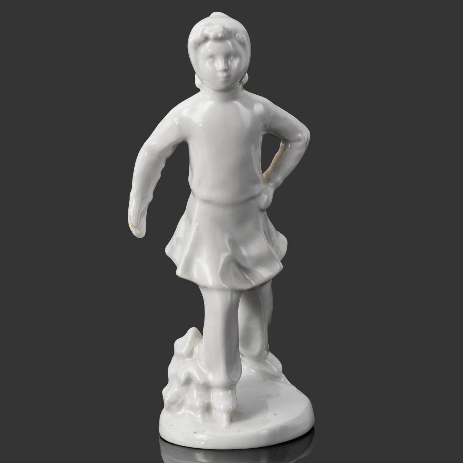 Статуэтка "На катке", скульптор С.Б. Велихова, фарфор, Ленинградский фарфоровый завод (ЛФЗ), СССР, 1950-1960 гг.