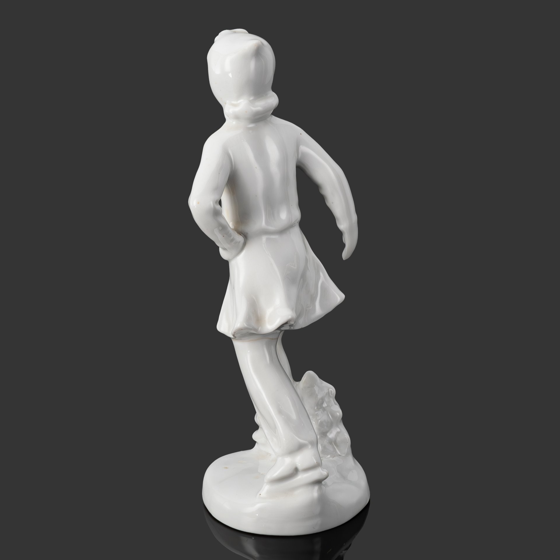 Статуэтка "На катке", скульптор С.Б. Велихова, фарфор, Ленинградский фарфоровый завод (ЛФЗ), СССР, 1950-1960 гг.