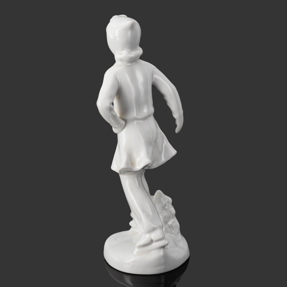 Статуэтка "На катке", скульптор С.Б. Велихова, фарфор, Ленинградский фарфоровый завод (ЛФЗ), СССР, 1950-1960 гг.