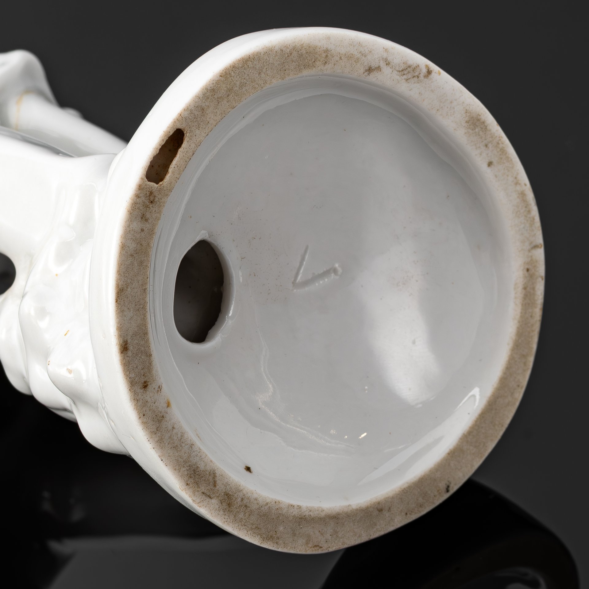 Статуэтка "На катке", скульптор С.Б. Велихова, фарфор, Ленинградский фарфоровый завод (ЛФЗ), СССР, 1950-1960 гг.