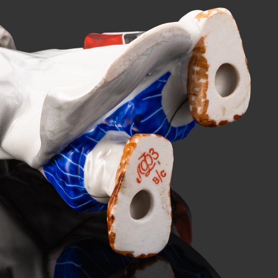 Статуэтка "Филиппок", скульптор А.Ф. Пахомов, фарфор, роспись, Ленинградский фарфоровый завод (ЛФЗ), СССР, 1960-1976 гг.