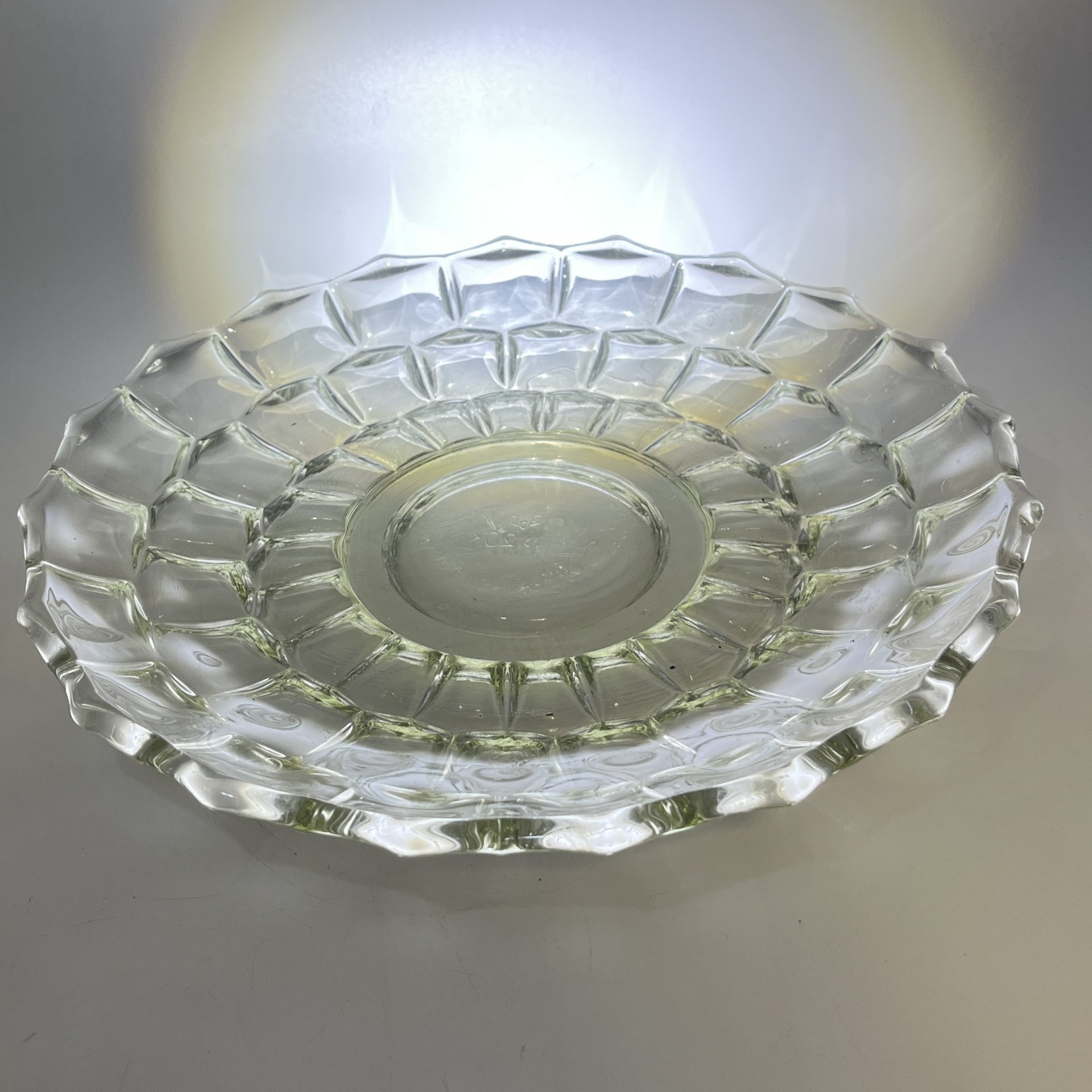 Блюдо круглой формы с объемным декором, стекло, СССР, 1970-1990 гг.