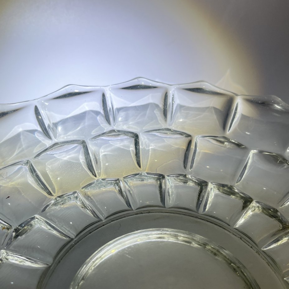 Блюдо круглой формы с объемным декором