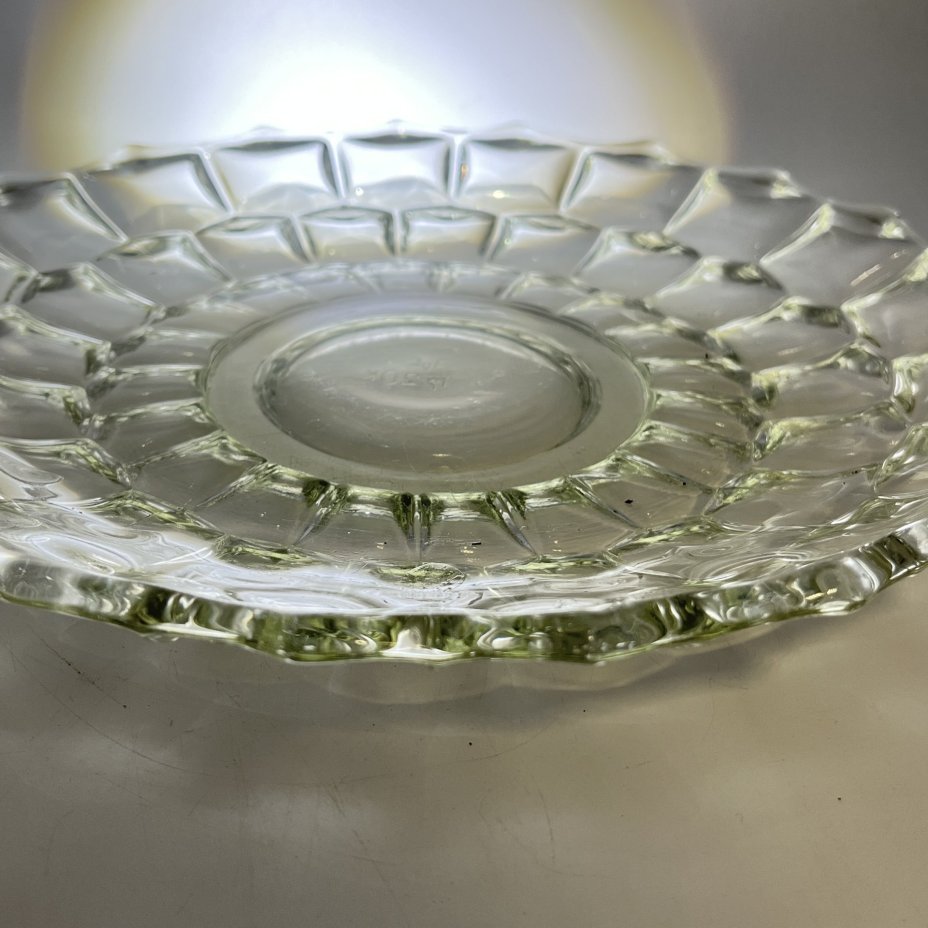 Блюдо круглой формы с объемным декором