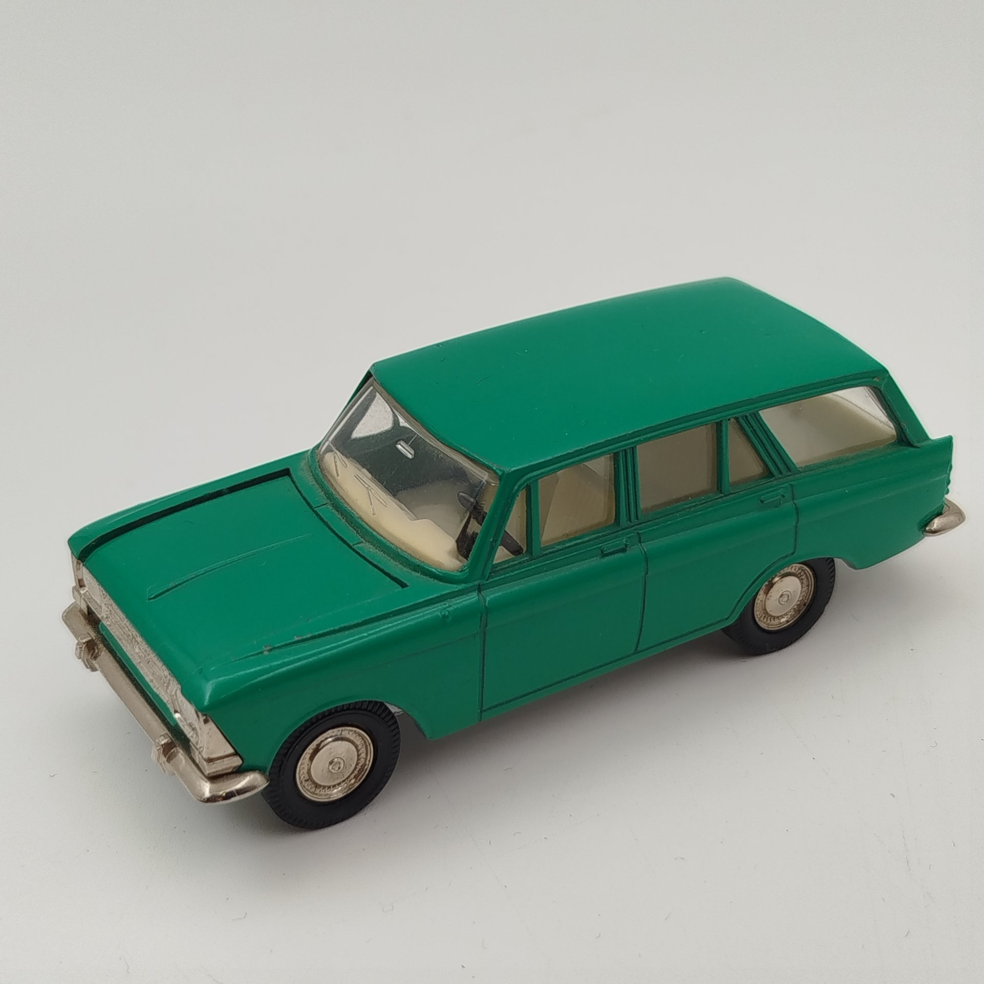 Модель автомобиля "Москвич 426"