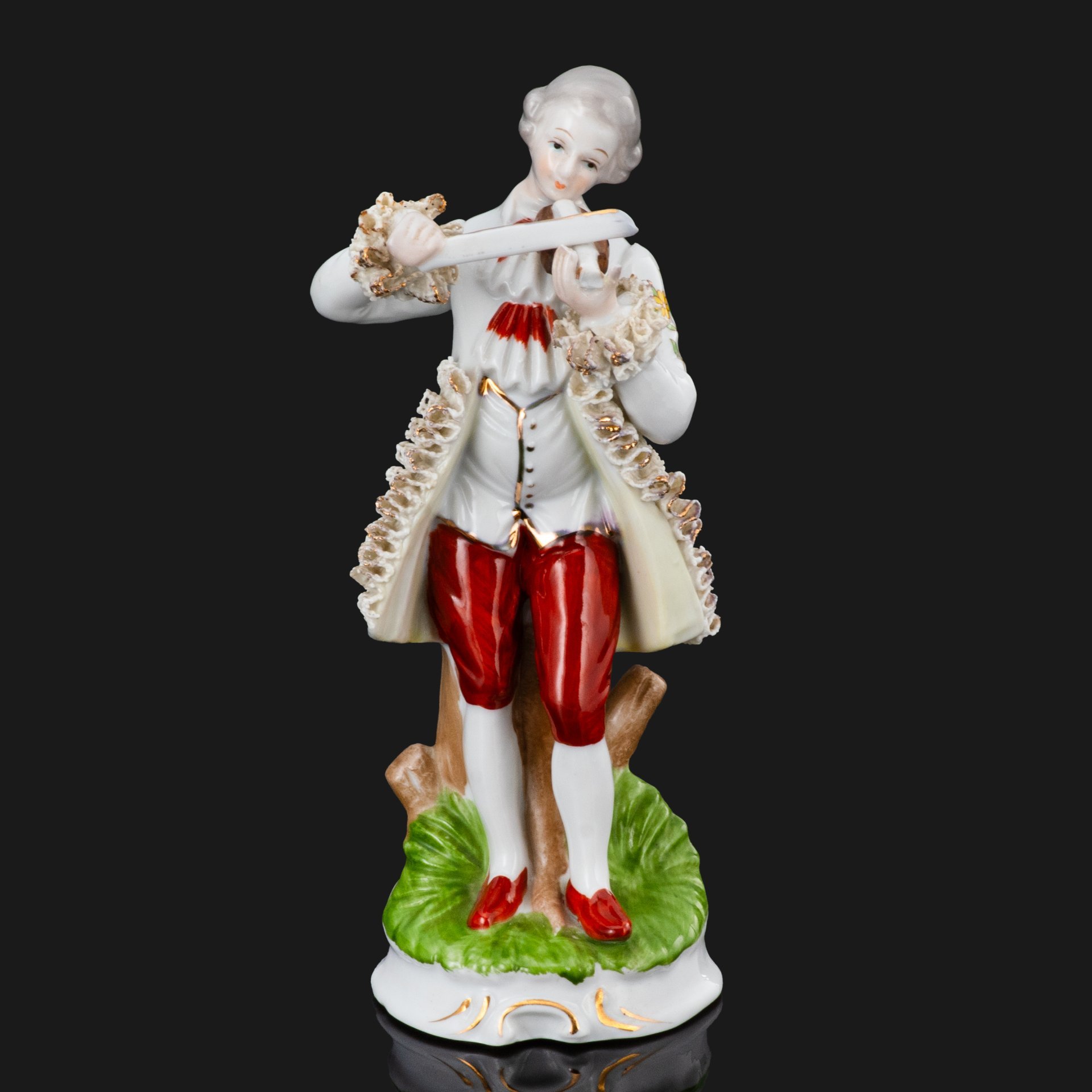 Статуэтка "Кавалер, играющий на скрипке", ("Скрипач"), фарфор, кружевной фарфор, роспись, деколь,  золочение, Европа, 1980-1990 гг.