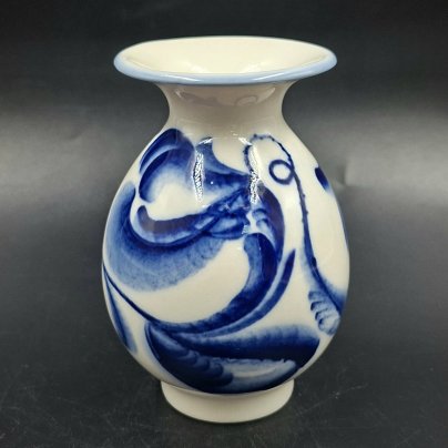 Вазочка в сине-белой гамме с растительным декором, фарфор, роспись, Ленинградский фарфоровый завод (ЛФЗ), Российская Федерация, 1992-2001 гг.