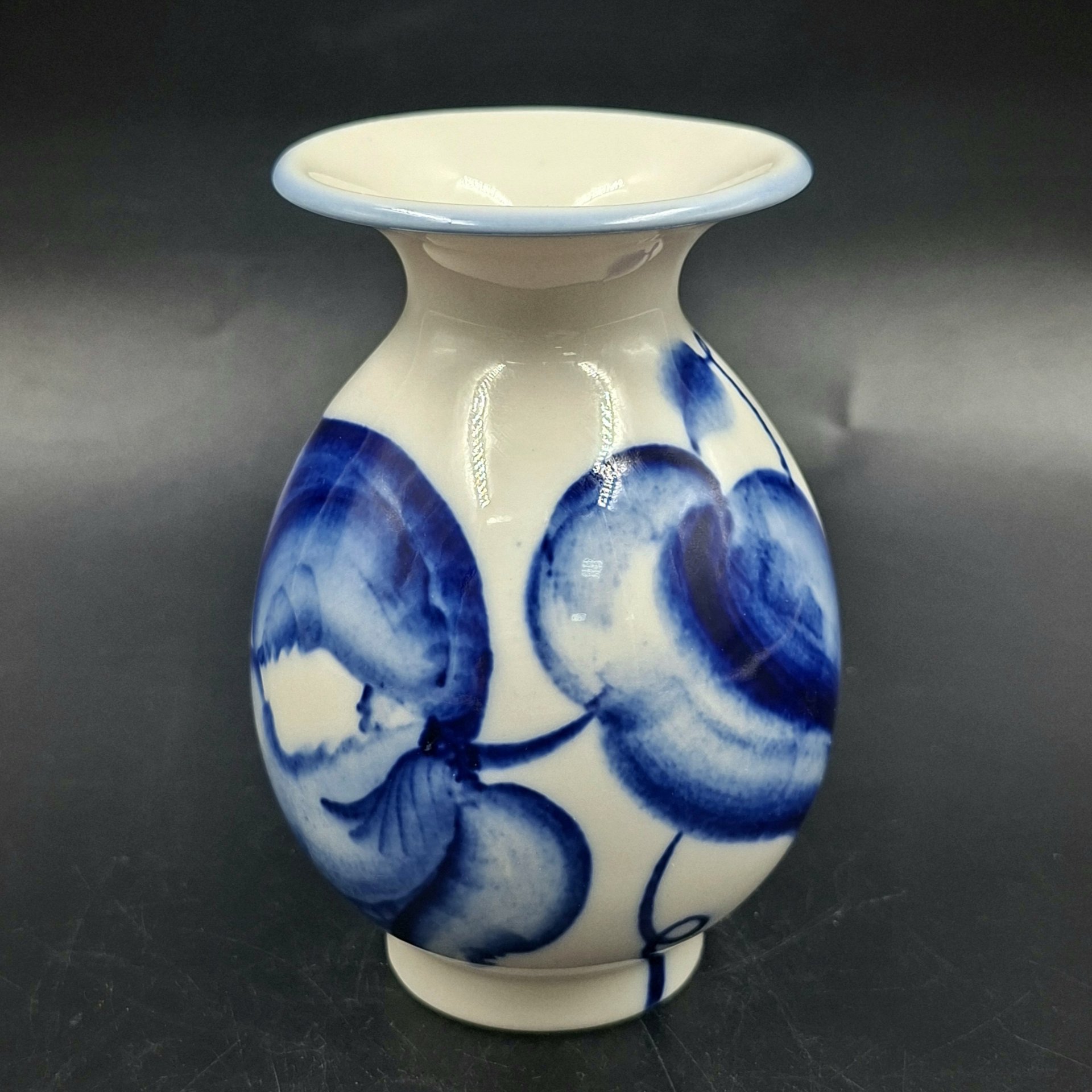 Вазочка в сине-белой гамме с растительным декором, фарфор, роспись, Ленинградский фарфоровый завод (ЛФЗ), Российская Федерация, 1992-2001 гг.